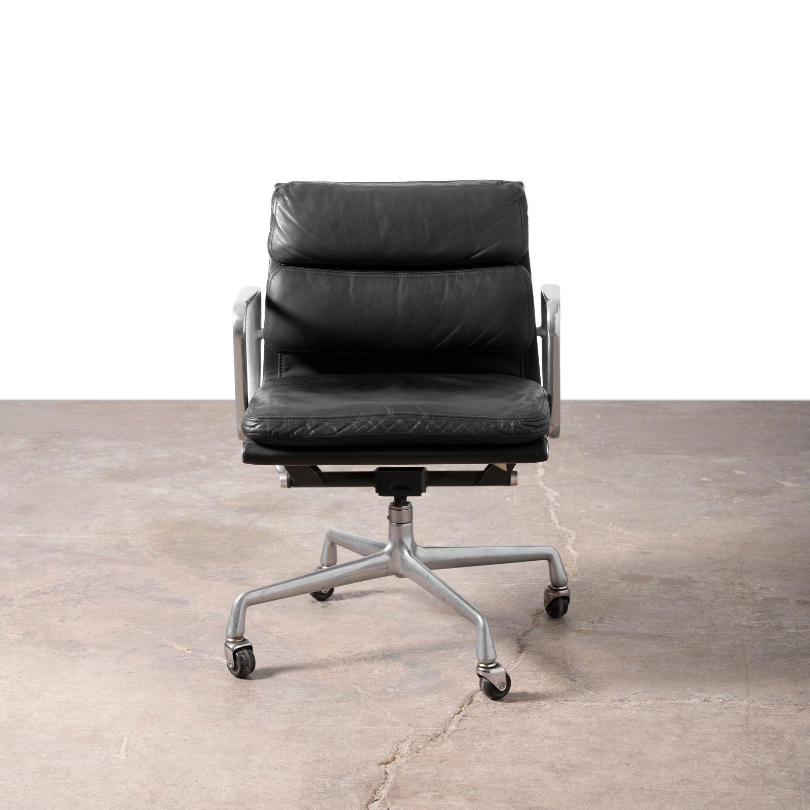 Four Black Leather Herman Miller Charles & Ray Eames Soft Pad Management Chairs (Aluminium) im Angebot