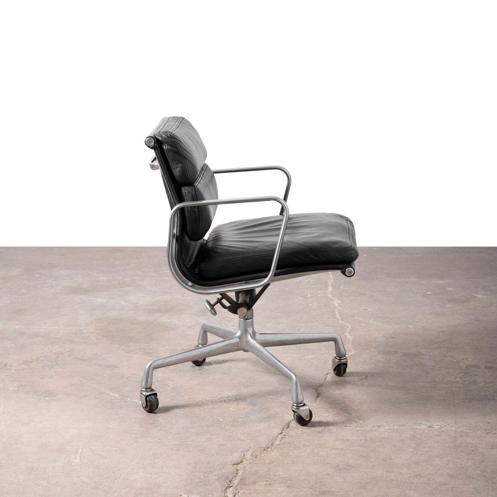Four Black Leather Herman Miller Charles & Ray Eames Soft Pad Management Chairs im Angebot 1