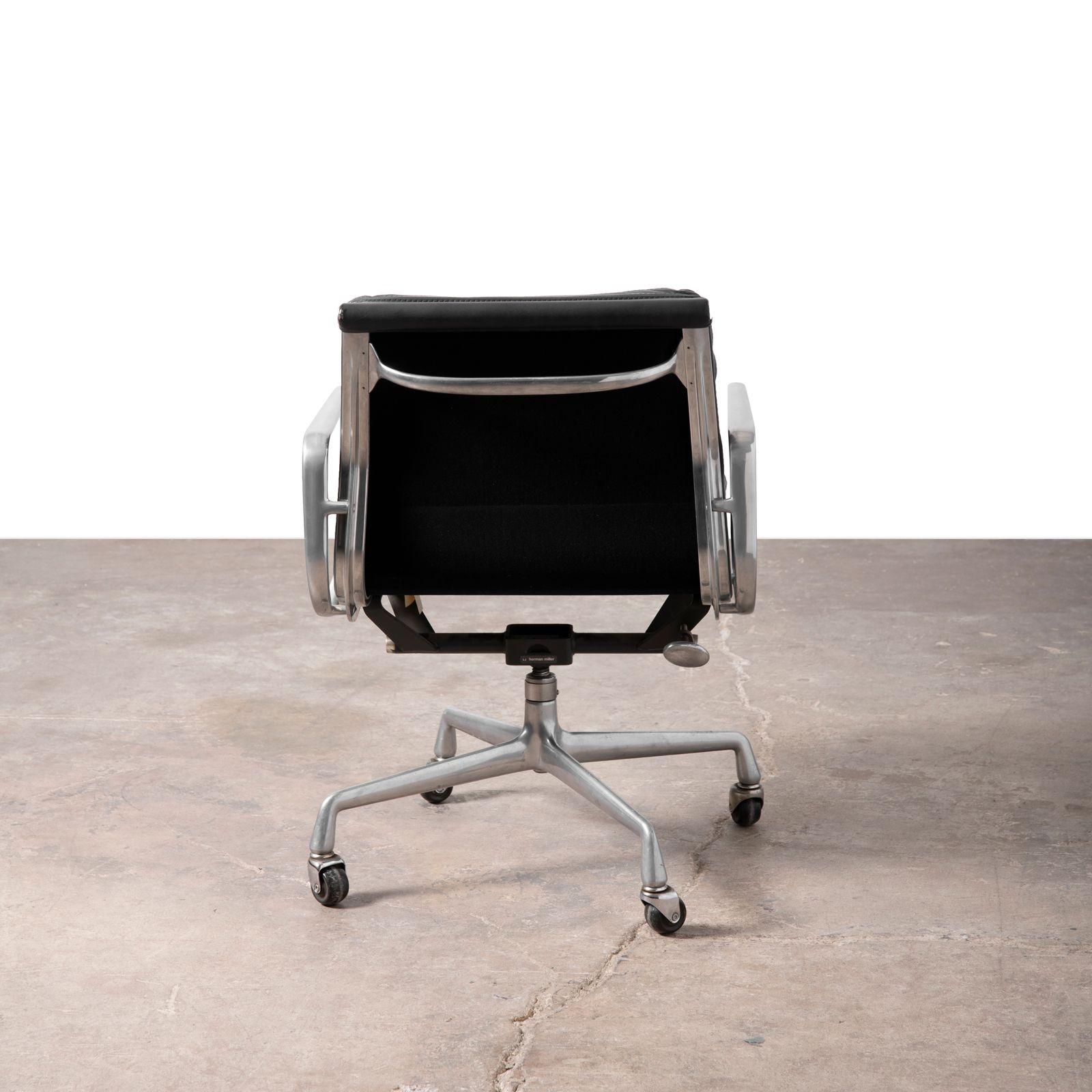 Four Black Leather Herman Miller Charles & Ray Eames Soft Pad Management Chairs im Angebot 2