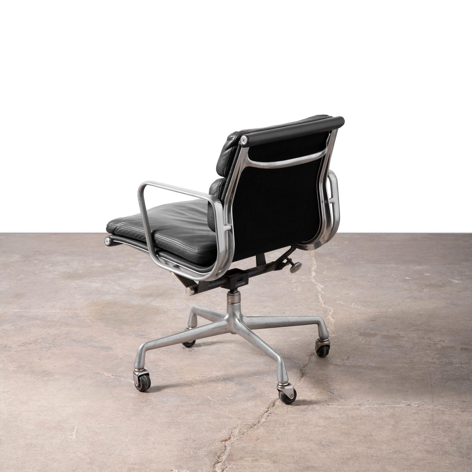 Four Black Leather Herman Miller Charles & Ray Eames Soft Pad Management Chairs im Angebot 3