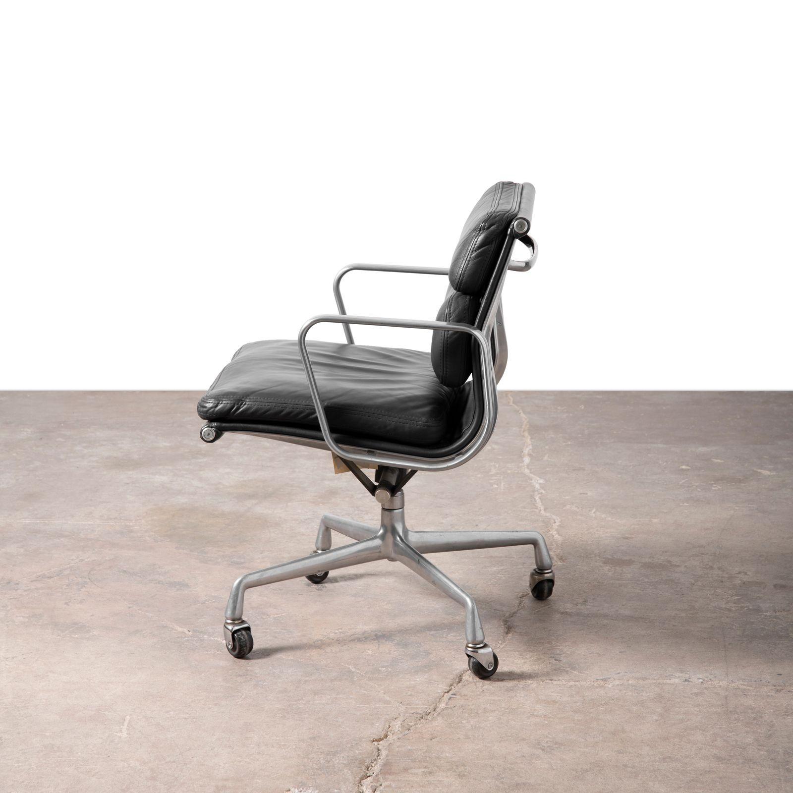 Four Black Leather Herman Miller Charles & Ray Eames Soft Pad Management Chairs im Angebot 4