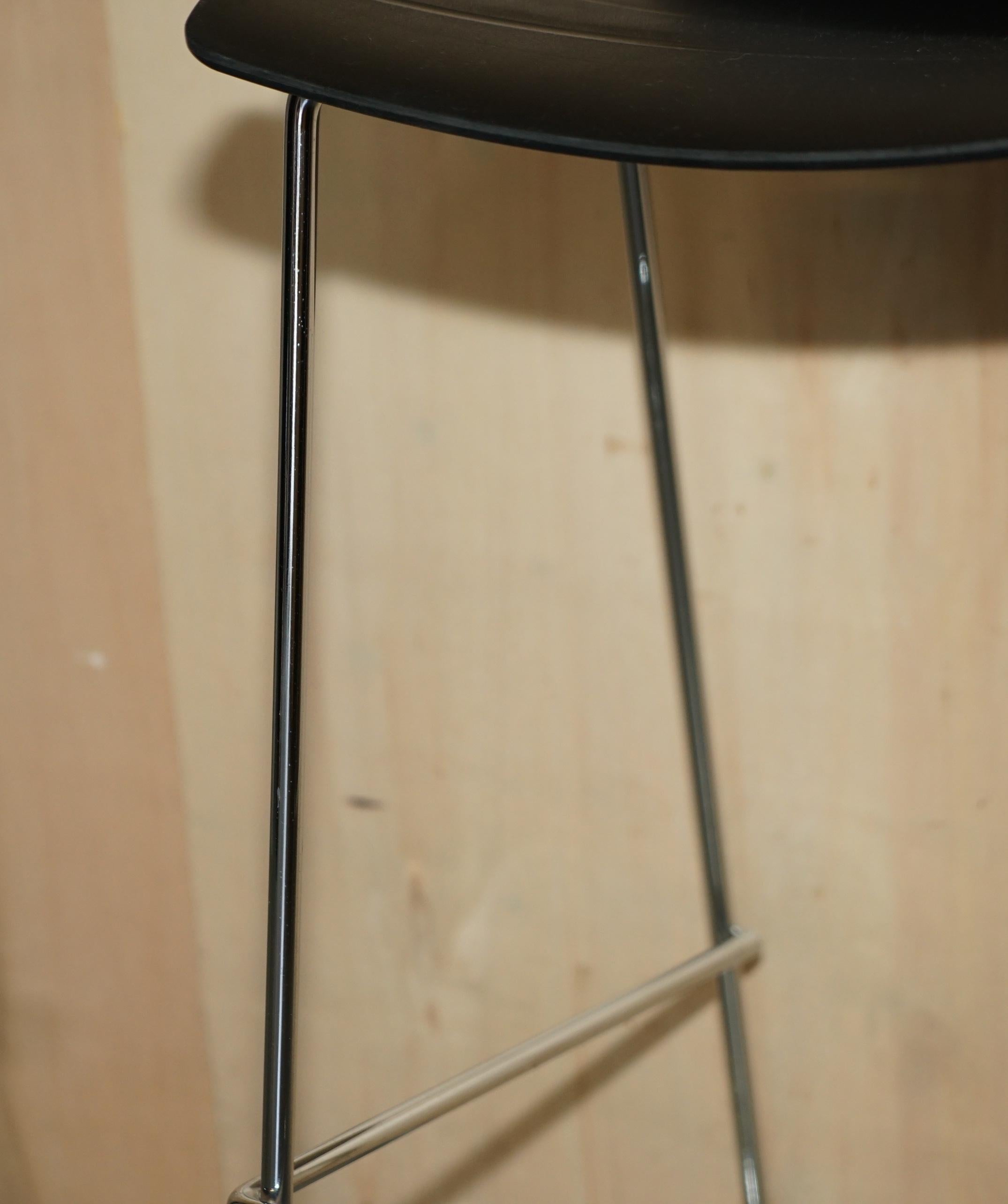 Quattro sgabelli da bar impilabili di design Whiteleaf Furniture Ltd neri, parte di una suite in vendita 1