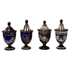 Quatre pots d'apothicaire italiens en verre bleu avec couvercles, 18ème siècle