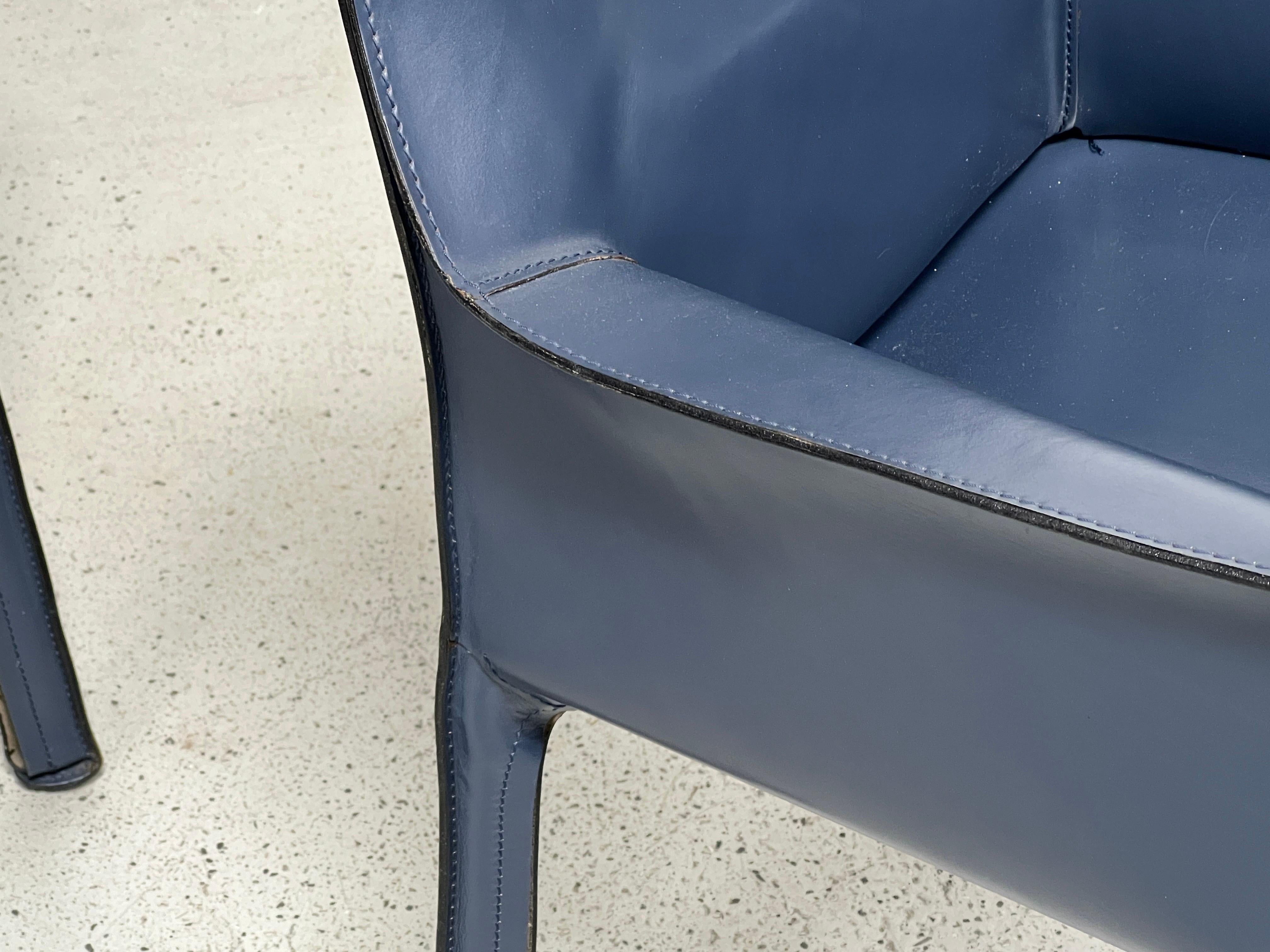 Quatre fauteuils Cab en cuir bleu de Mario Bellini  en vente 6