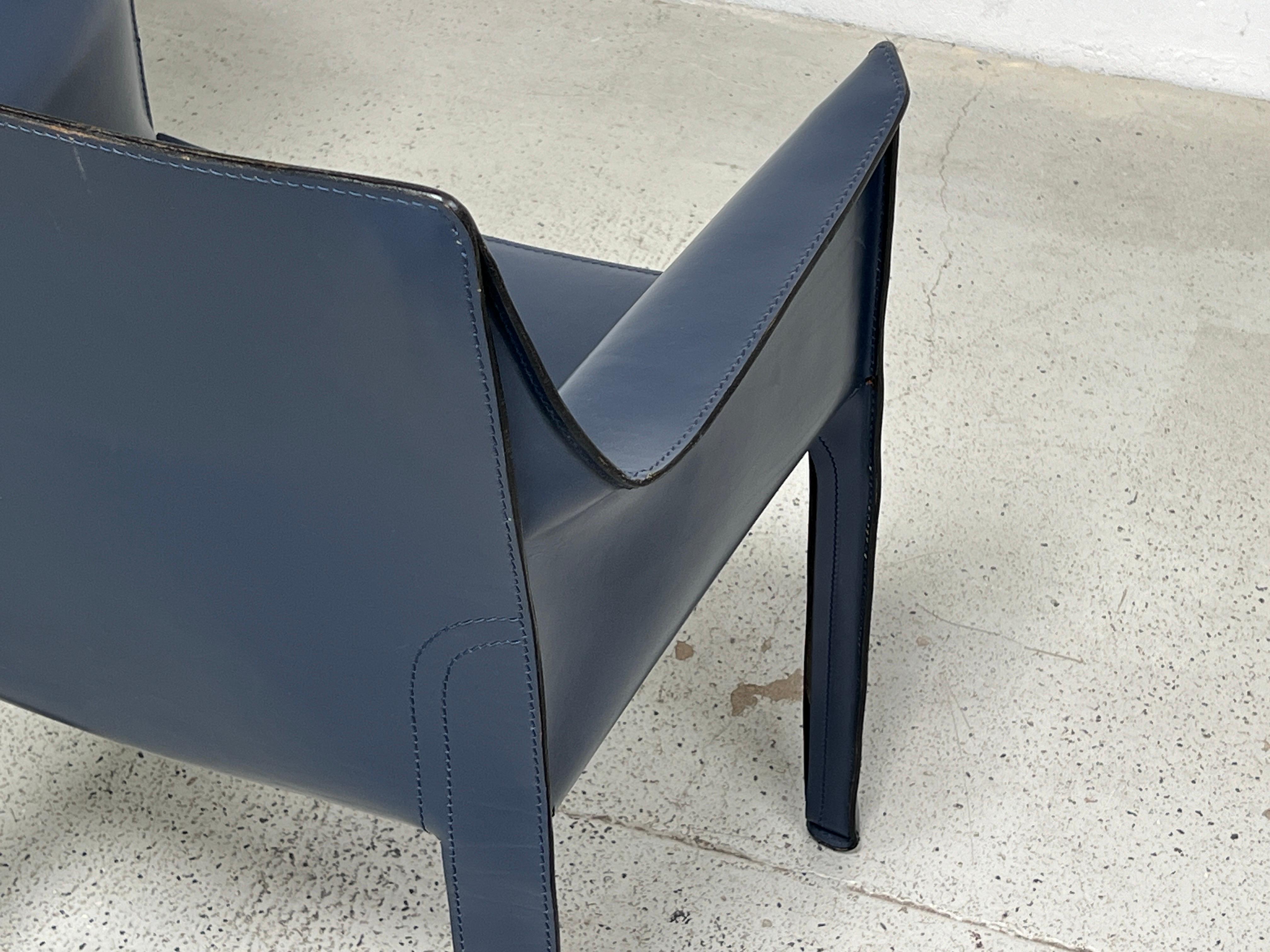 Quatre fauteuils Cab en cuir bleu de Mario Bellini  en vente 7