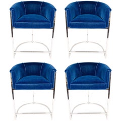 Quatre tabourets de bar de luxe modernistes en velours bleu dans le style de Milo Baughman