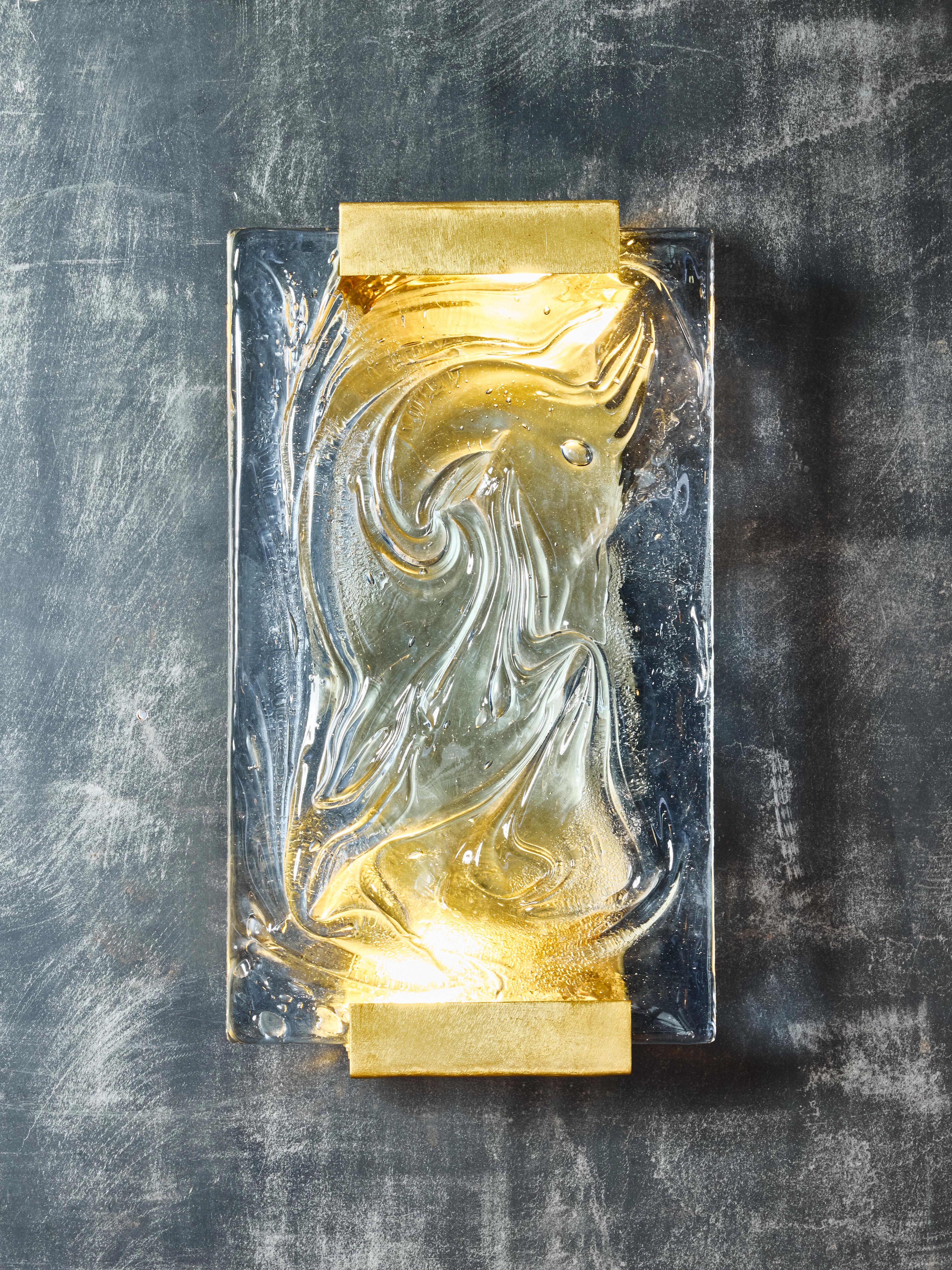 Moderne Quatre appliques murales en laiton et verre vintage en vente