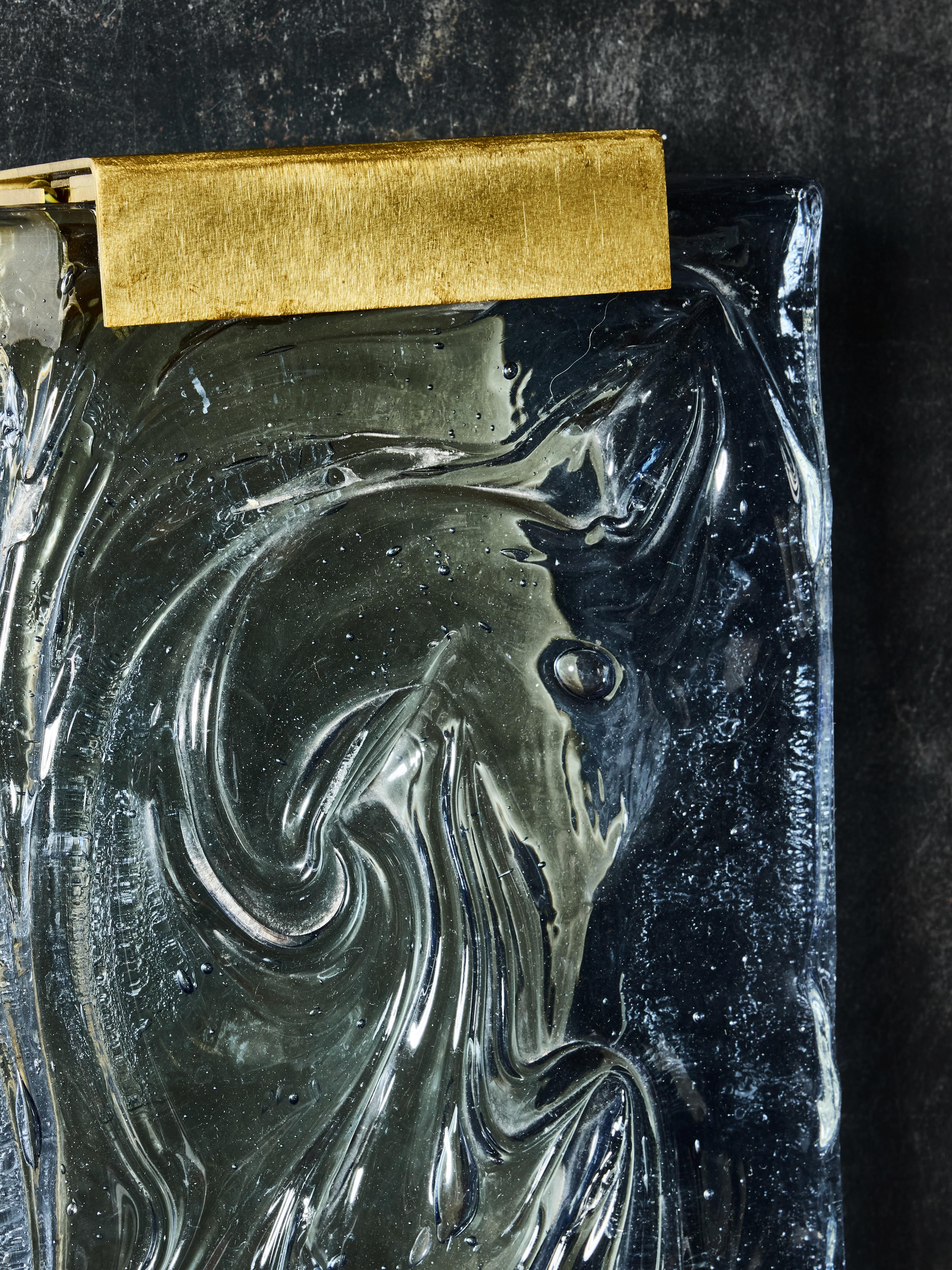 Français Quatre appliques murales en laiton et verre vintage en vente
