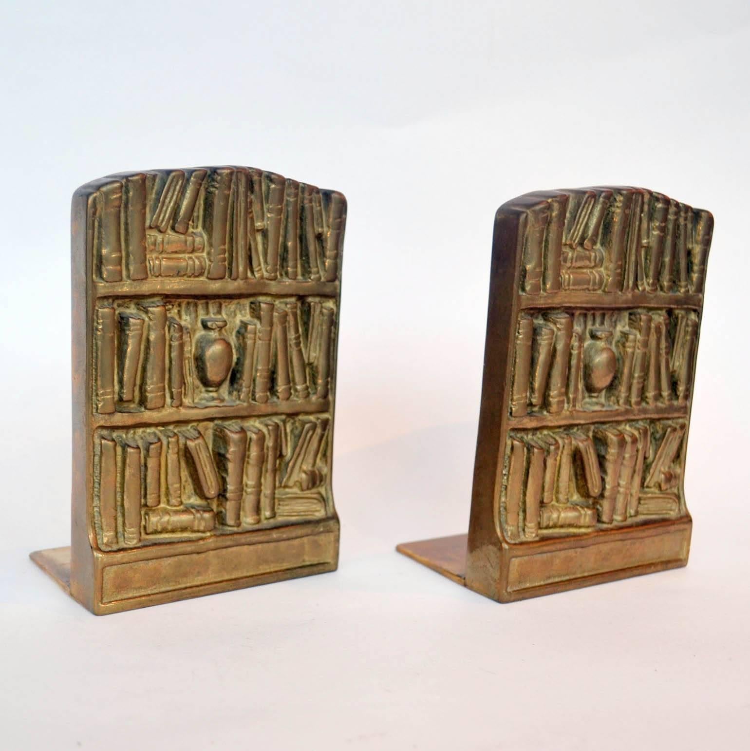 Buchstützen aus Bronzeguss, die eine Bibliothek mit antiken Büchern darstellen (Moderne der Mitte des Jahrhunderts)