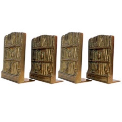 Buchstützen aus Bronzeguss, die eine Bibliothek mit antiken Büchern darstellen
