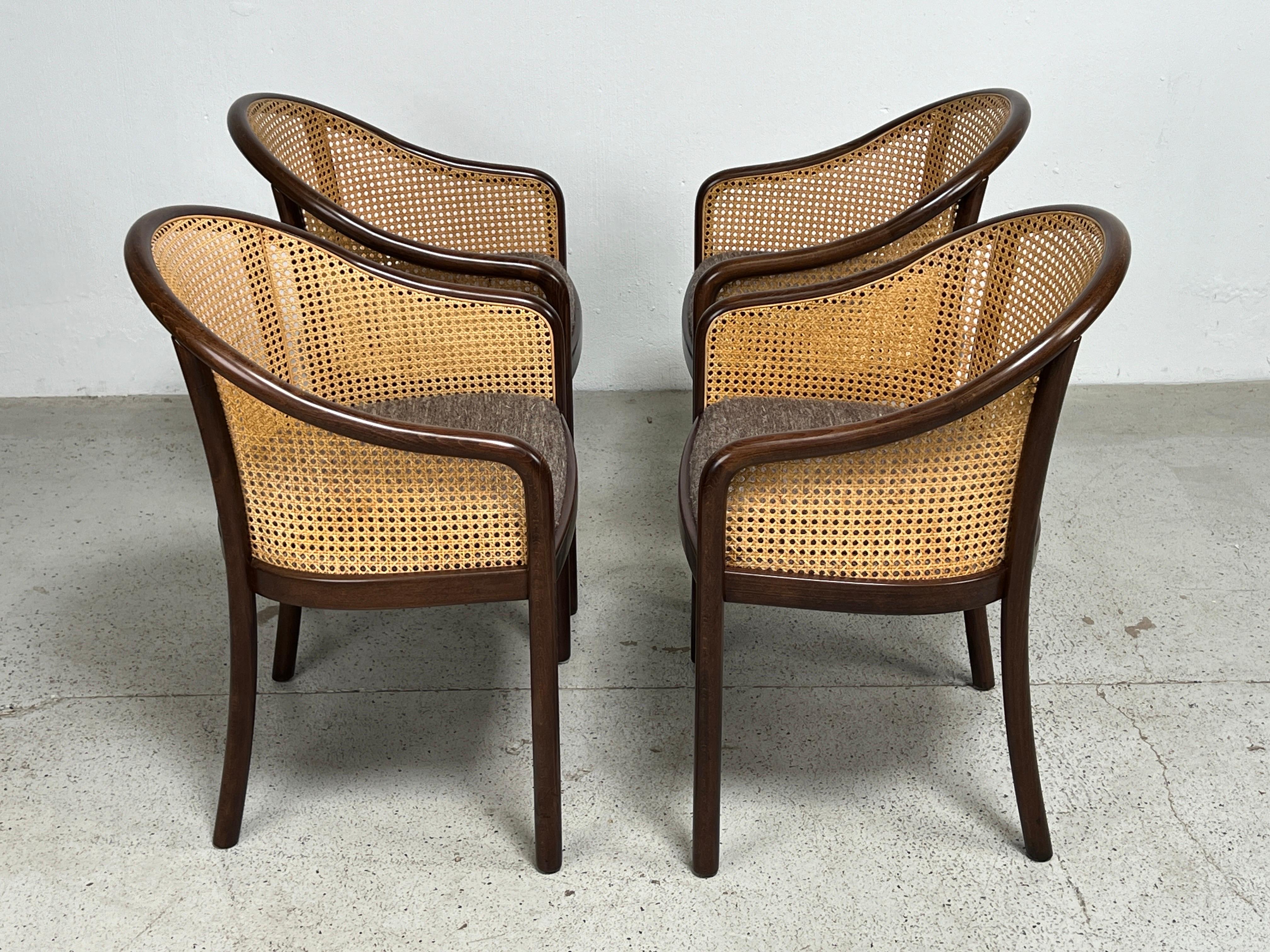 Un ensemble de quatre fauteuils vintage en canne et noyer dans le style de Ward Bennett. Refinis et retapissés. 