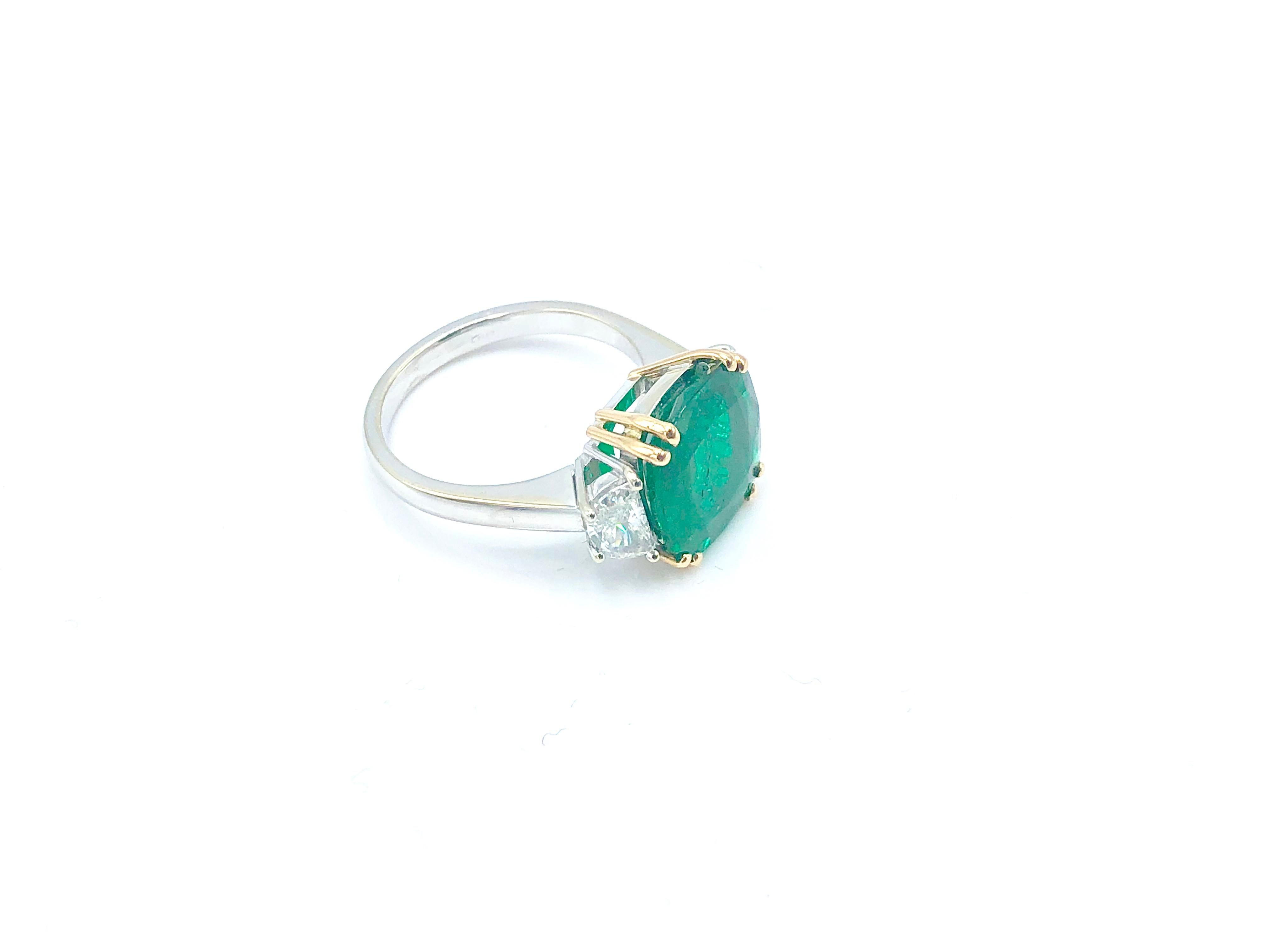 An important ring featuring a 4 carat Colombian minor Oil emerald set between two Half Moon cut diamonds (0.50 ct circa)

Size US 6 1/2 - IT 13