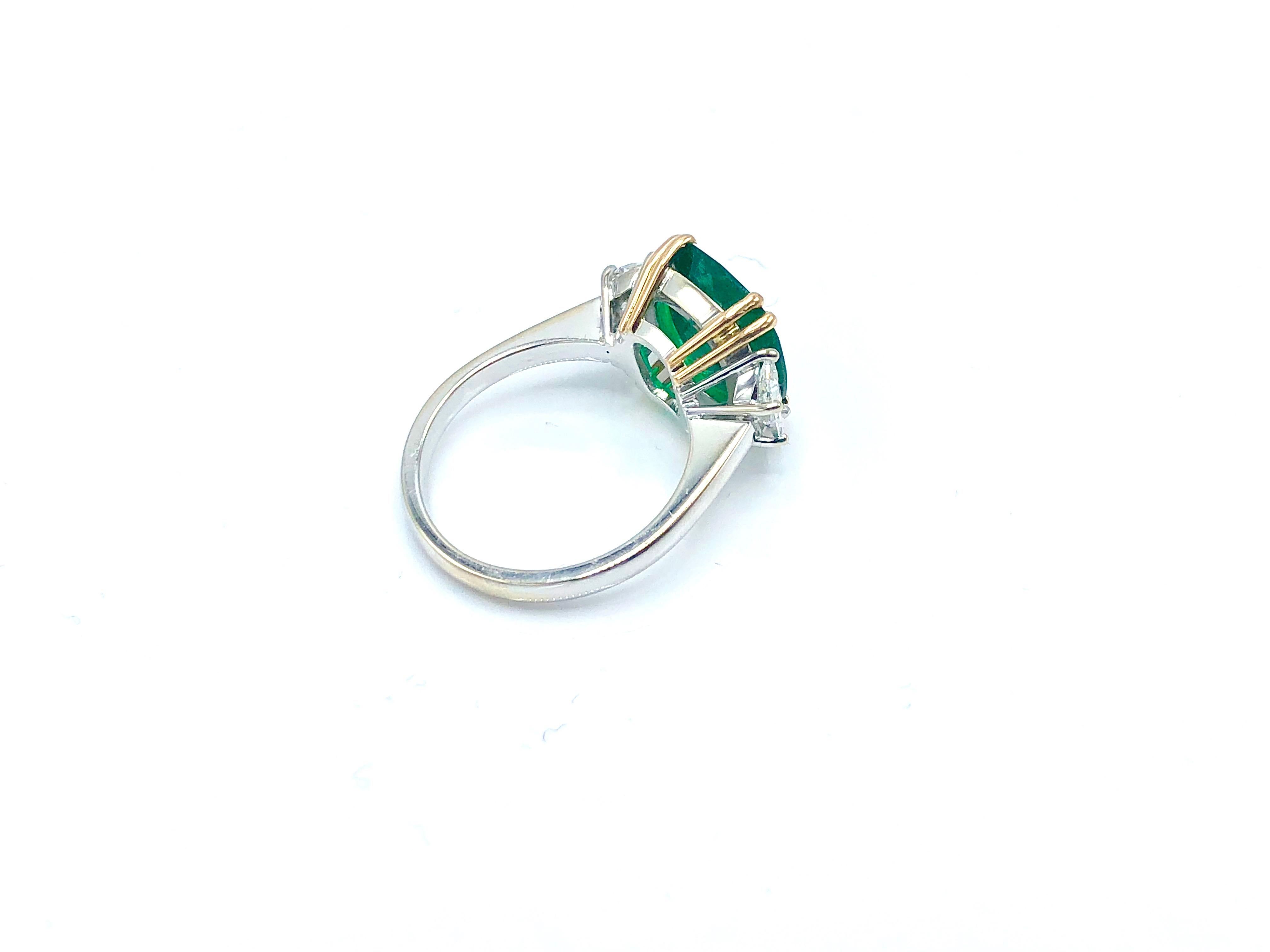 4 Carat Columbian Emerald and Diamond Three-Stone Statement Ring In New Condition For Sale In Principaute De Monaco, MC