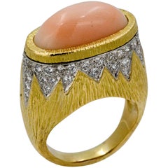 Anello di corallo ovale est/ovest da quattro carati in oro giallo 18 carati con diamanti