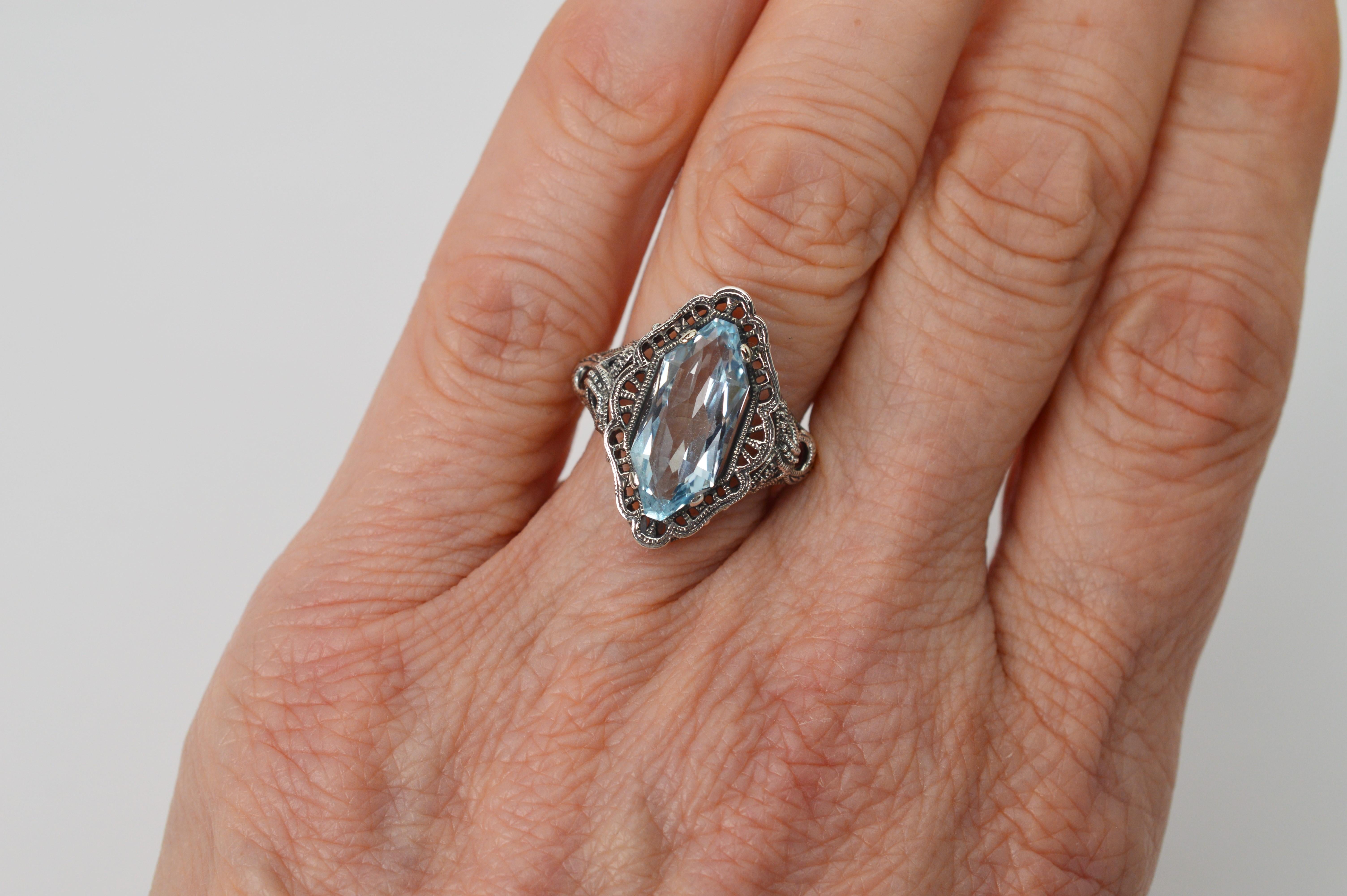 Filigraner Art-Déco-Ring mit vier Karat Himmelblauem Topas aus Sterlingsilber (Ovalschliff)