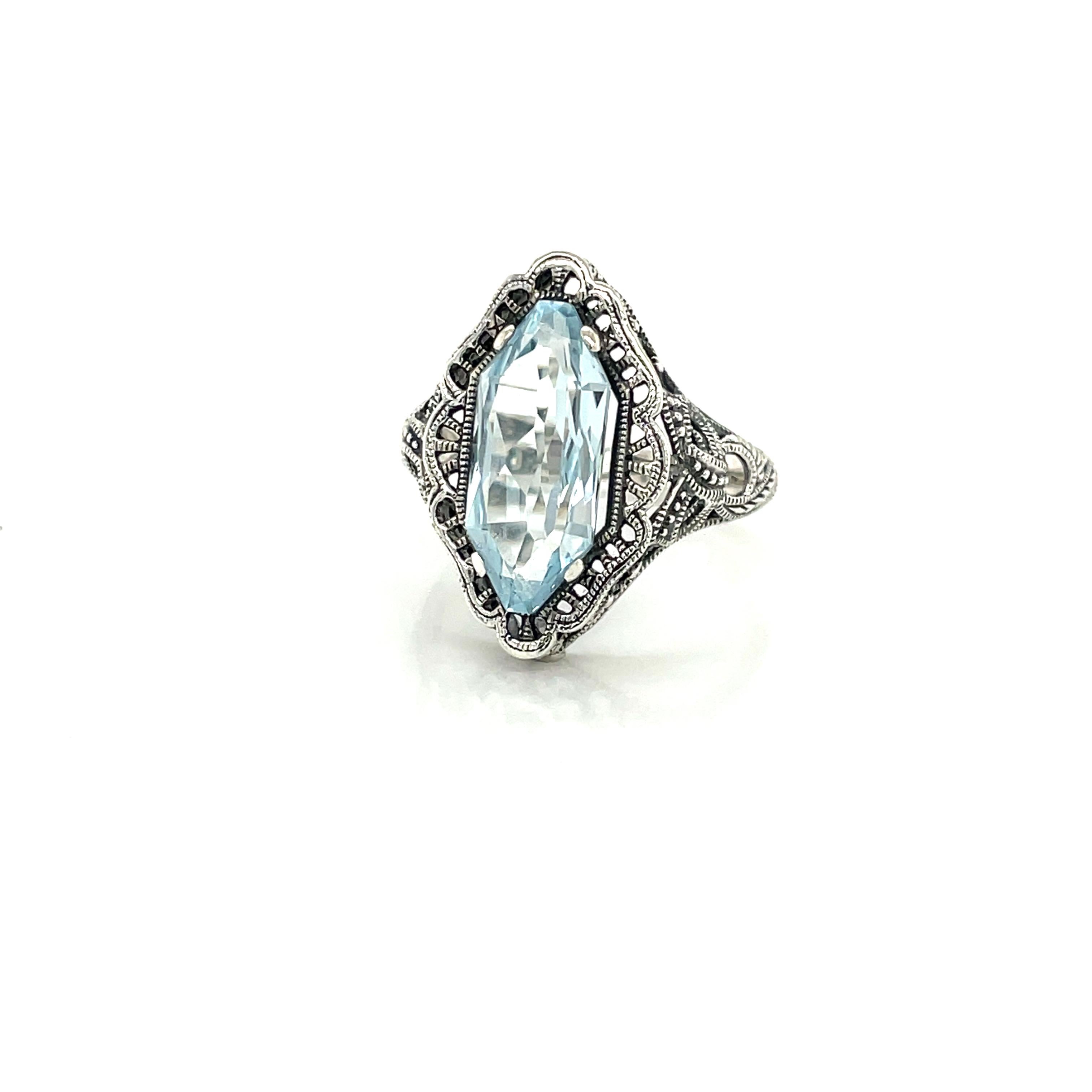 Filigraner Art-Déco-Ring mit vier Karat Himmelblauem Topas aus Sterlingsilber Damen