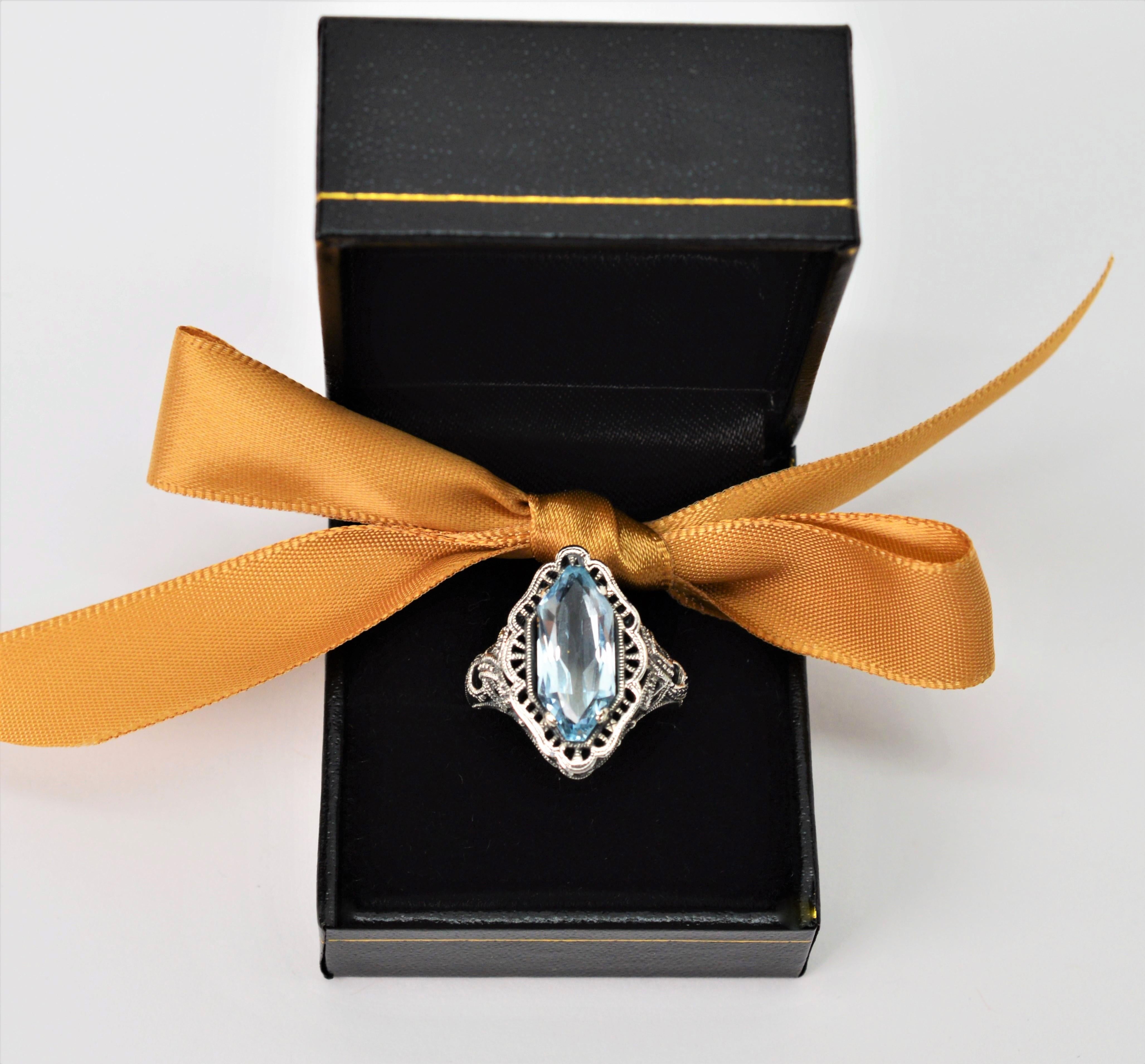 Filigraner Art-Déco-Ring mit vier Karat Himmelblauem Topas aus Sterlingsilber 2