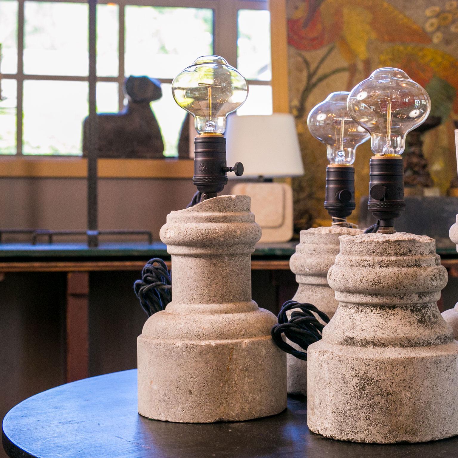 Vier Tischlampen aus geschnitztem Stein (Handgeschnitzt)