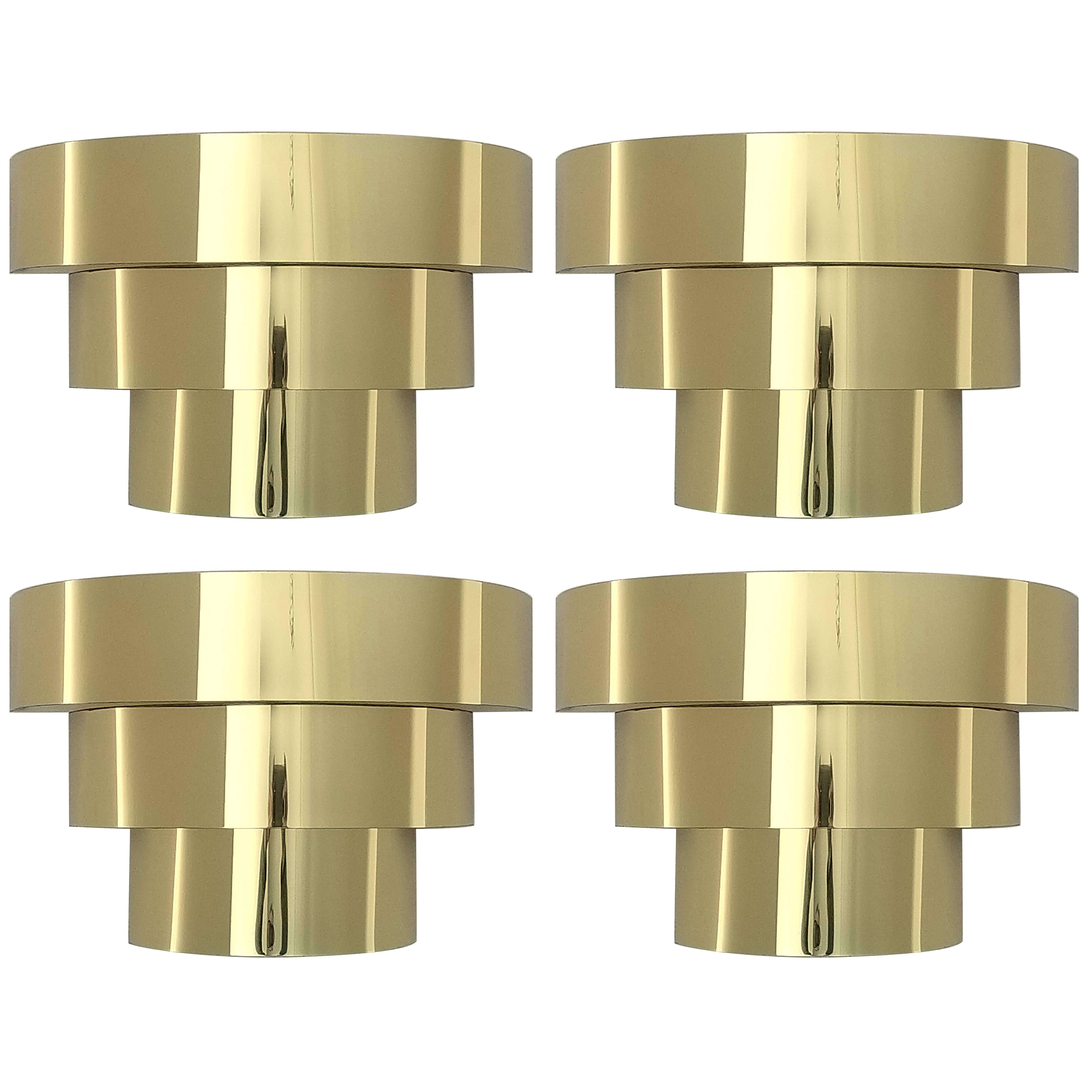 Four units of Art Deco style cascading wall sconces.

In the manners of Lightolier.

Contain one ceramic socket rated at 60 watts maximum.

Unmarked items.

 
