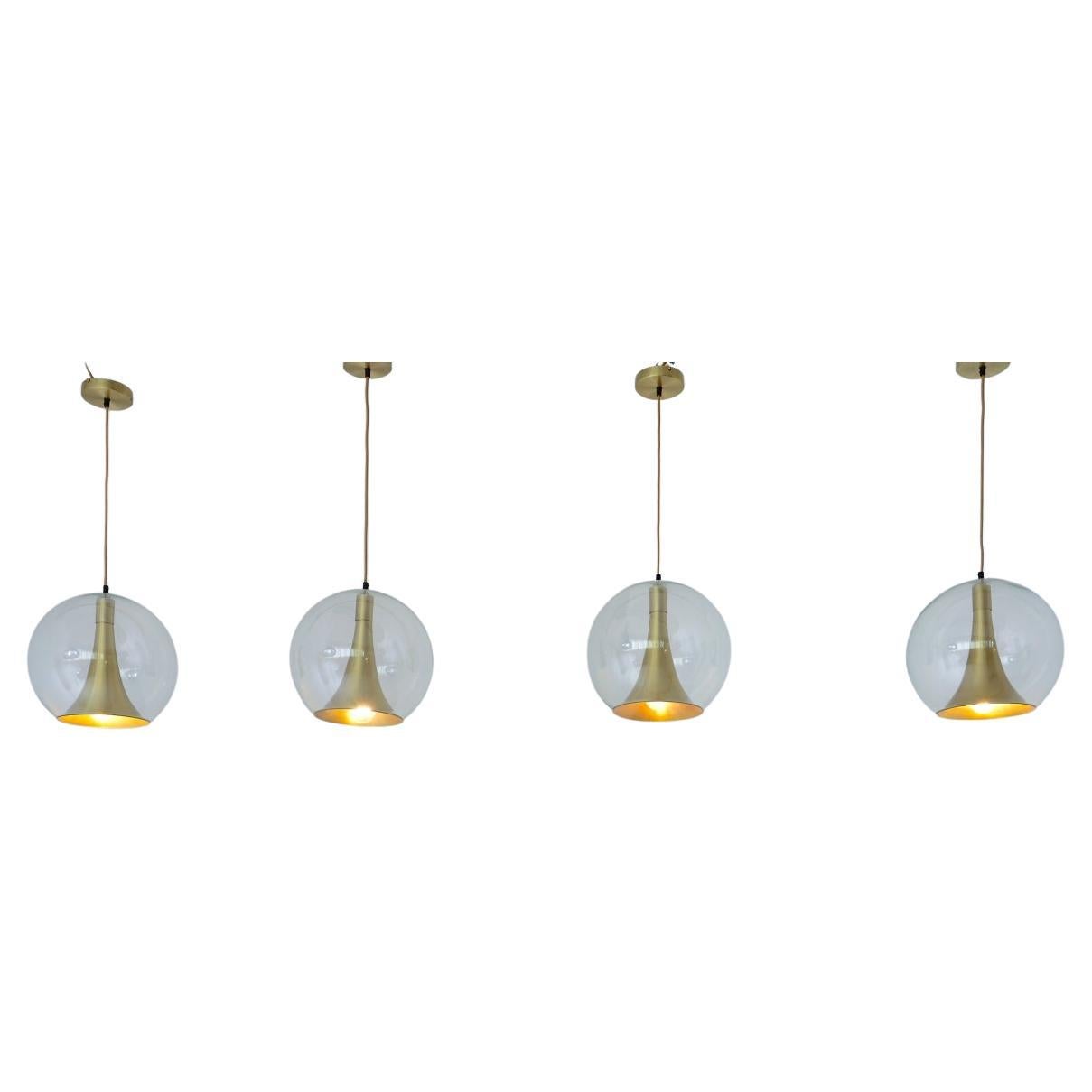 Quattro lampade a sfera da soffitto