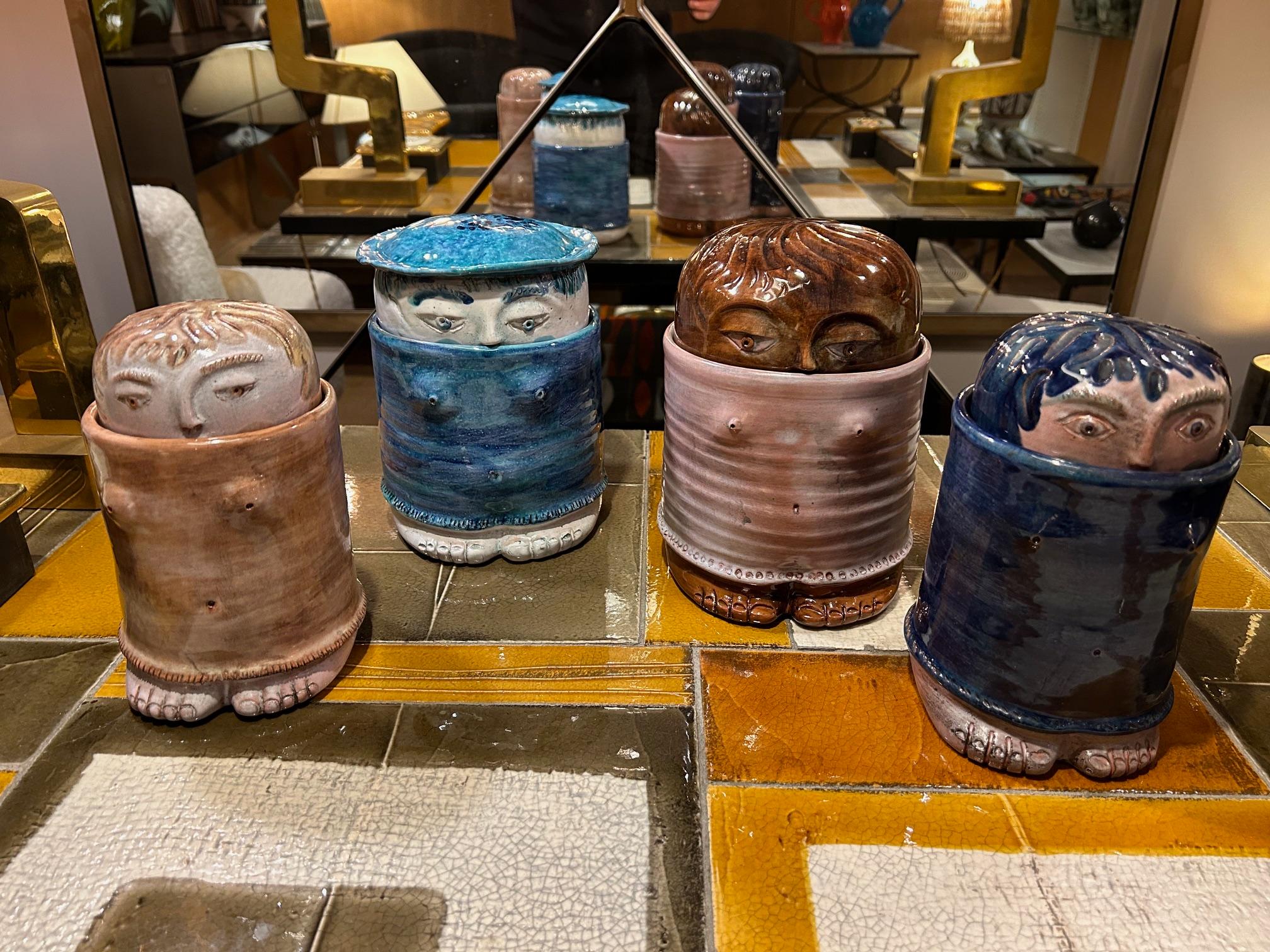 Vier anthropomorphe Keramikschachteln von Cloutier.
Zwei 
