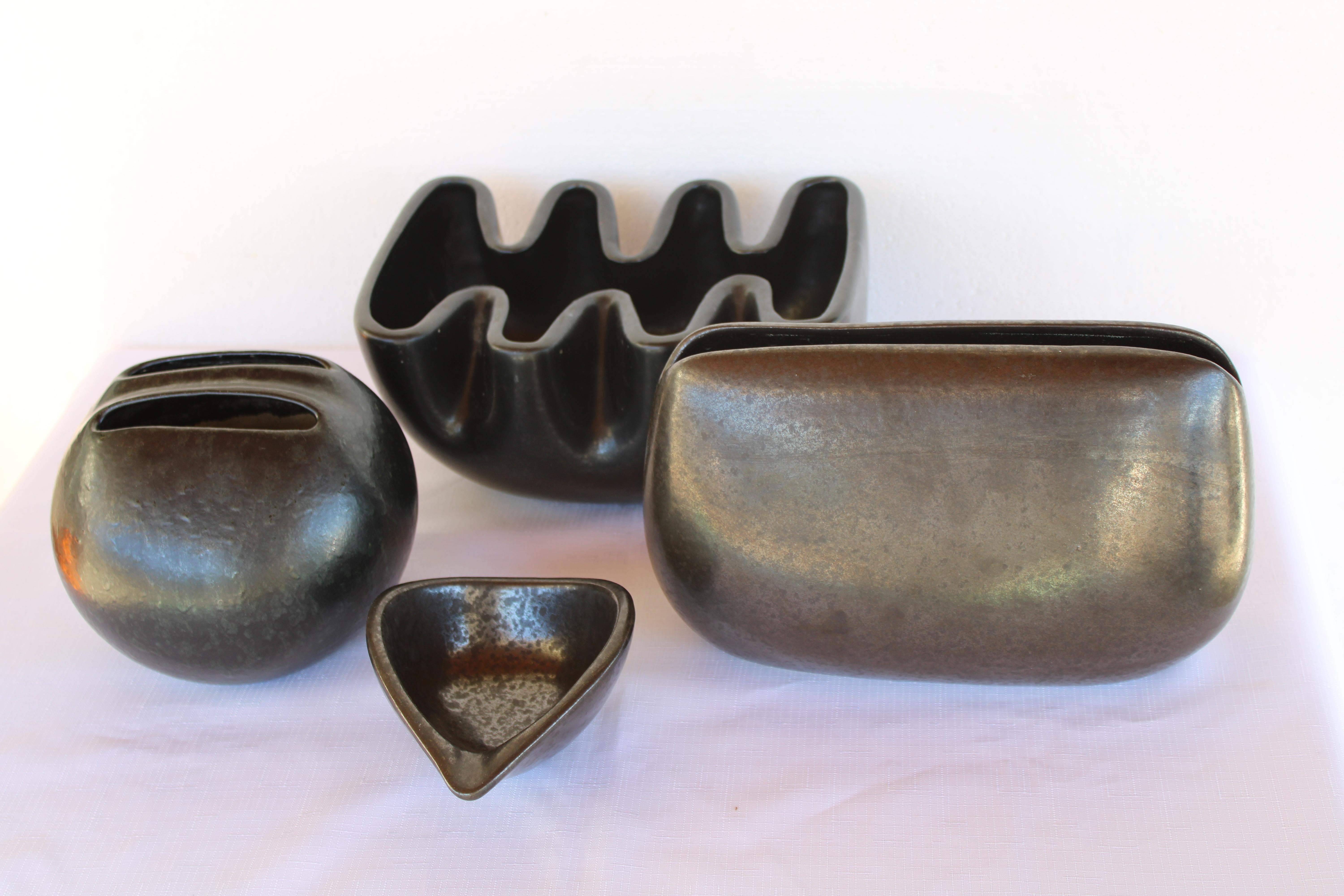 Cuatro piezas de cerámica de Ben Seibel, Raymor Modern Artware de Roseville.  El jarrón de una ranura mide 11,5