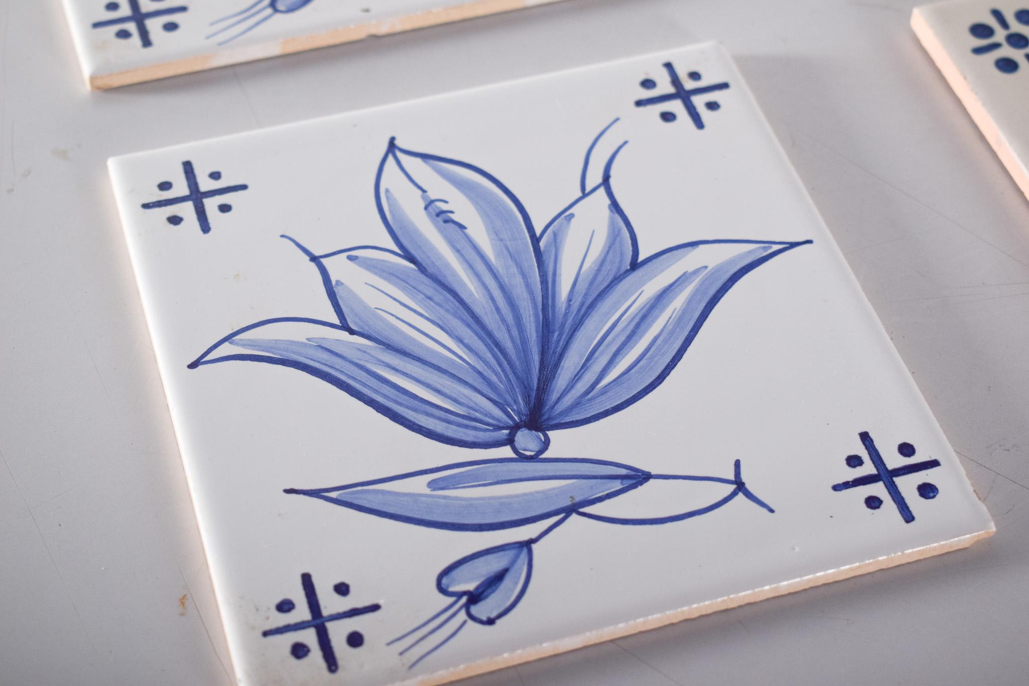 Mid-Century moderno Quattro piastrelle di ceramica blu e bianche in vendita