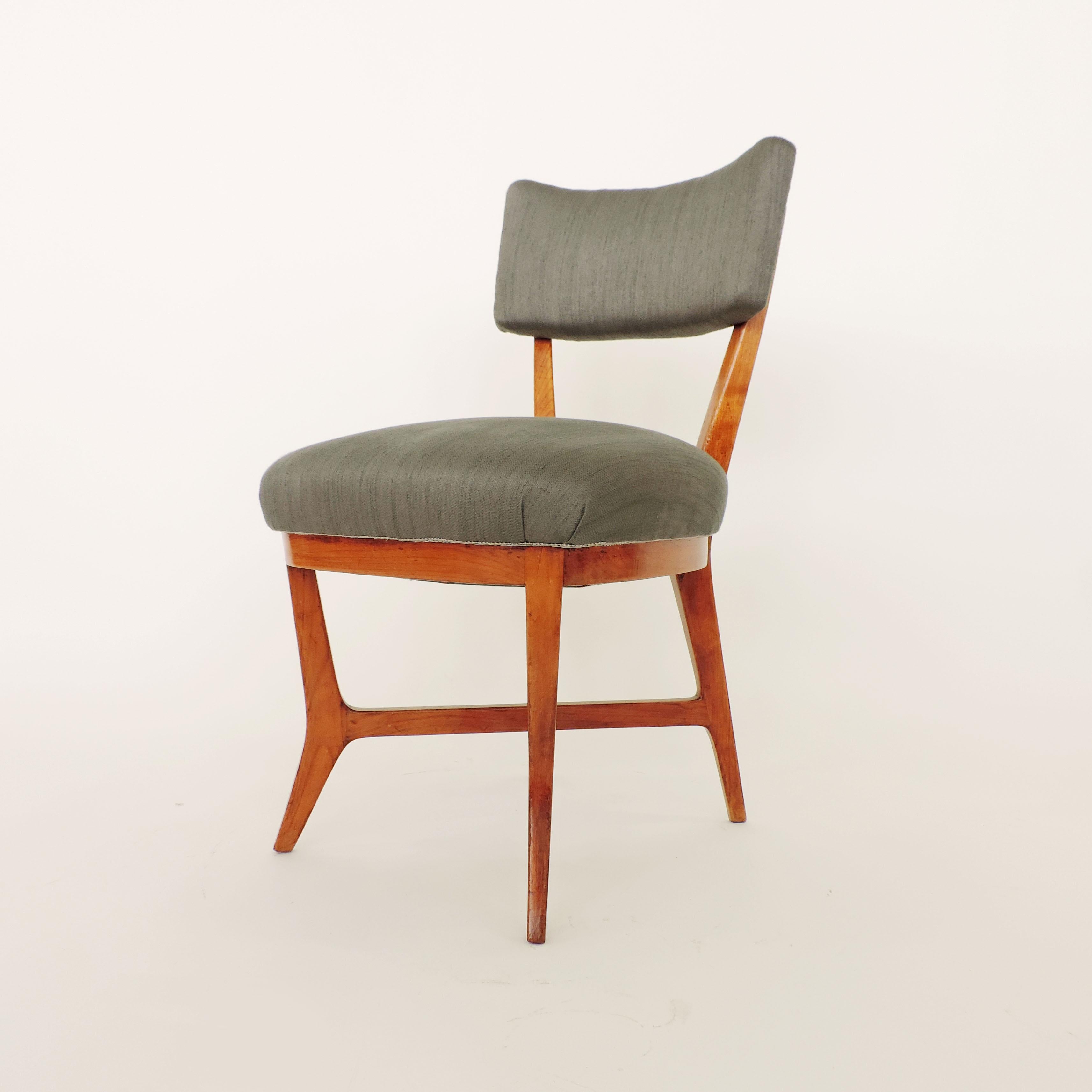 Quatre chaises attribuées au Studio BBPR
La structure est identique aux versions ultérieures des chaises Elettra réalisées pour Arflex.