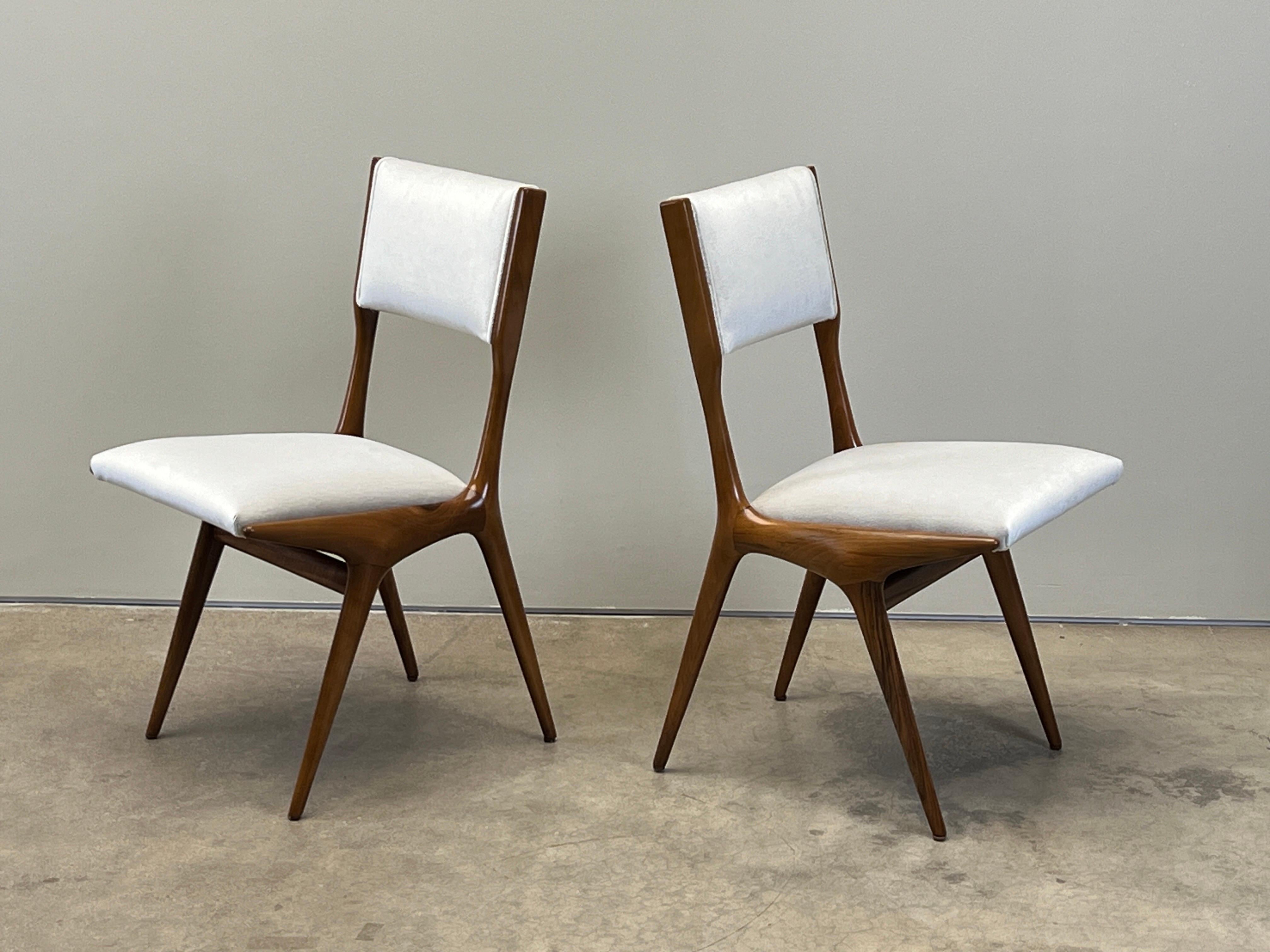 Vier Stühle von Carlo de Carli für Singer and Sons (Mitte des 20. Jahrhunderts) im Angebot