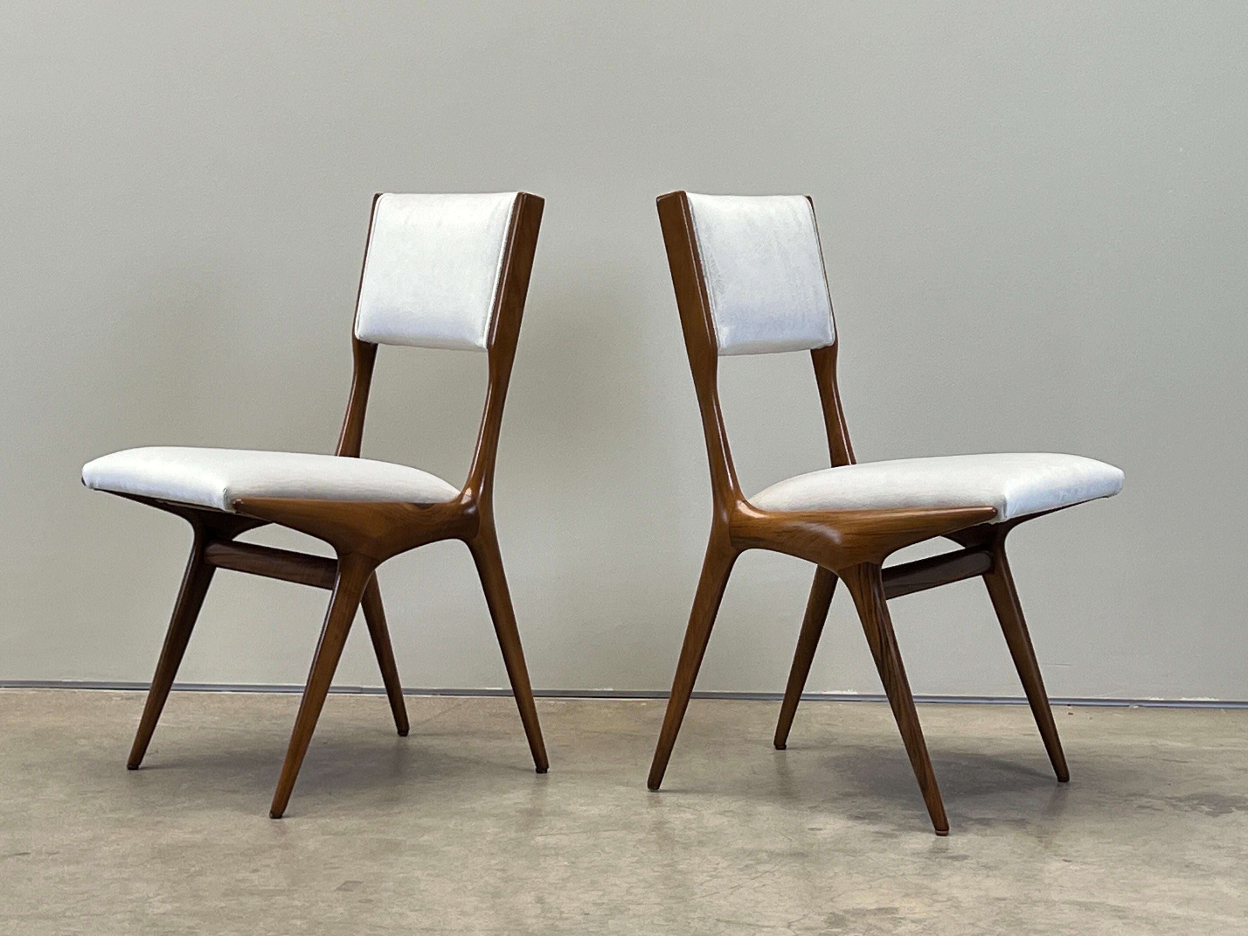 Vier Stühle von Carlo de Carli für Singer and Sons (Holz) im Angebot