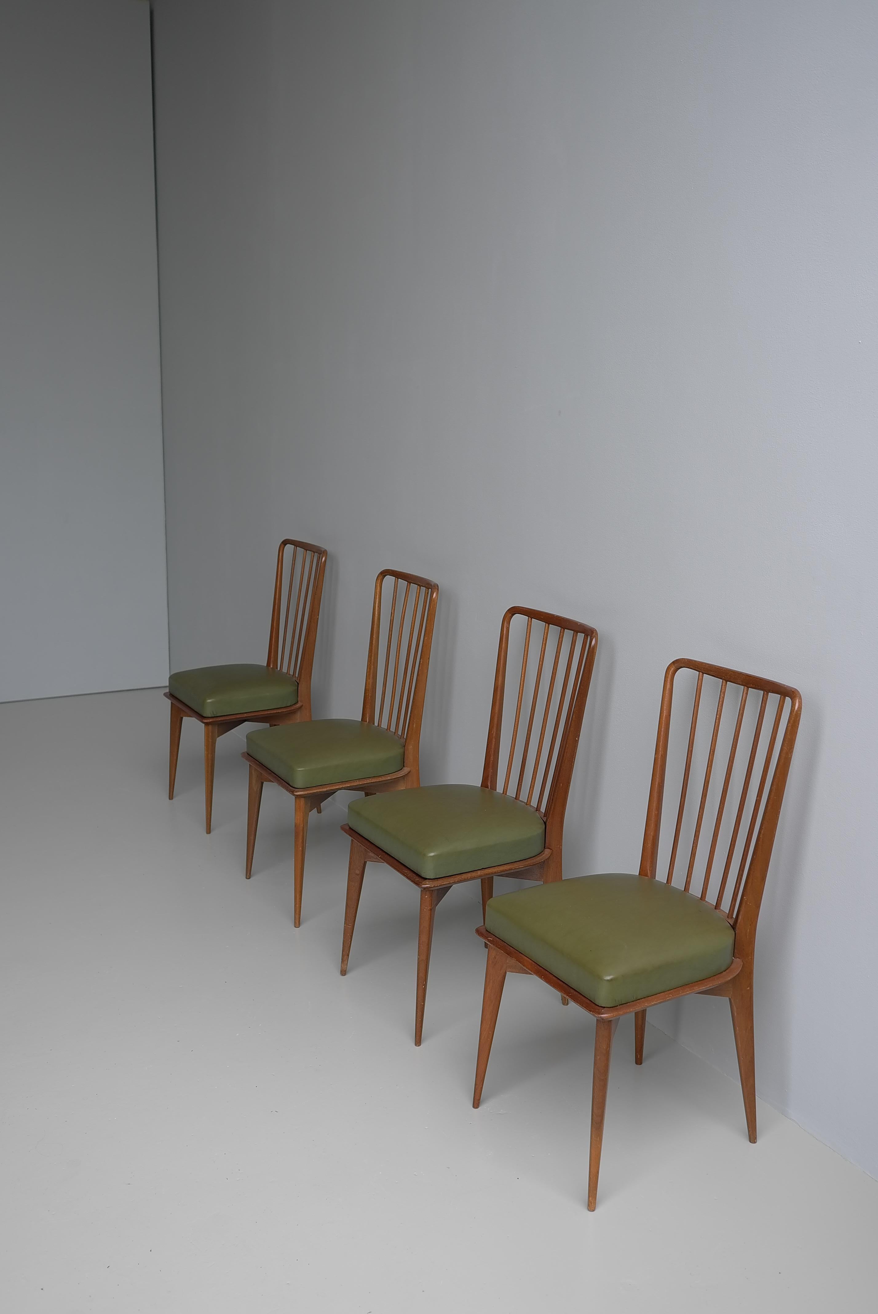 Quatre chaises de Charles Ramos, Édition Castellaneta, France 1960 Avec la tapisserie verte d'origine.