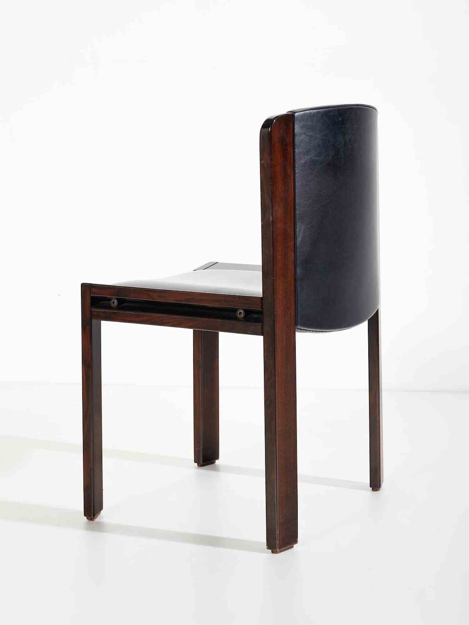 Quattro sedie realizzate da Joe Colombo nel 1966 per Pozzi.

Legno laccato e skai imbottito.

Rif.  I+I Colombo. Joe Colombo 1930-1971, Gianni Colombo 1937-1993, Fagone, p. 165; G. Gramigna, Repertorio del design italiano 1950-2000 per l'arredamento