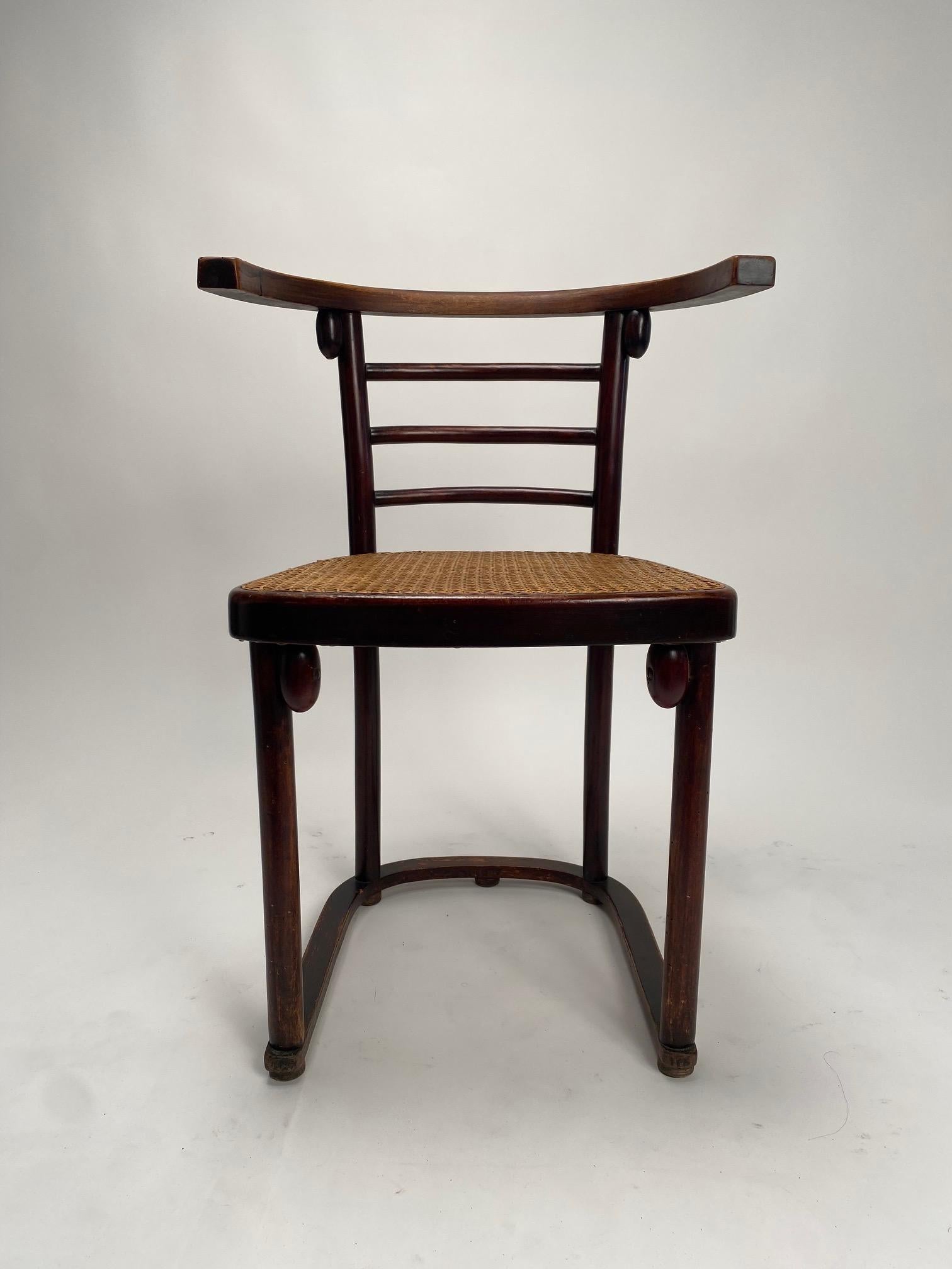 Quatre chaises en bois courbé mod. Fledermaus de Josef Hoffmann pour Thonet, années 1910

Il s'agit de l'une des créations les plus célèbres de l'architecte autrichien Josef Hoffmann, l'un des pères fondateurs de la Sécession viennoise. Construites