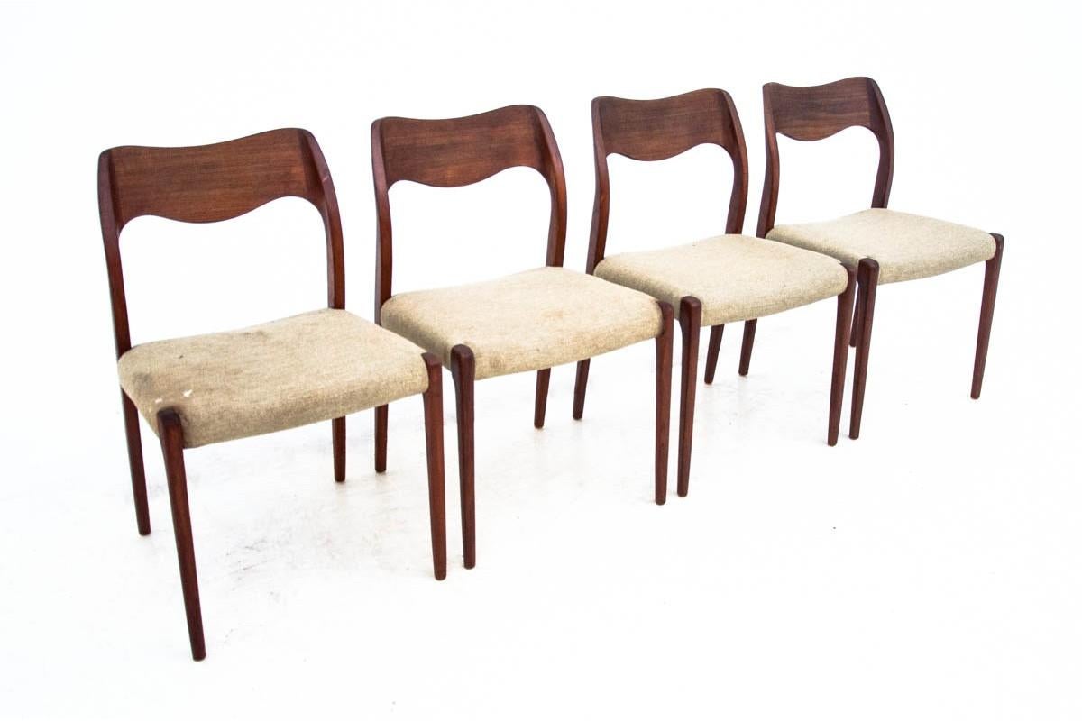 Chairs from the 1960s from Denmark. Currently under renovation.
Possibility to choose your upholstery
Dimensions: height 80 cm / height of the seat. 43 cm / width 50 cm / depth 50 cm.