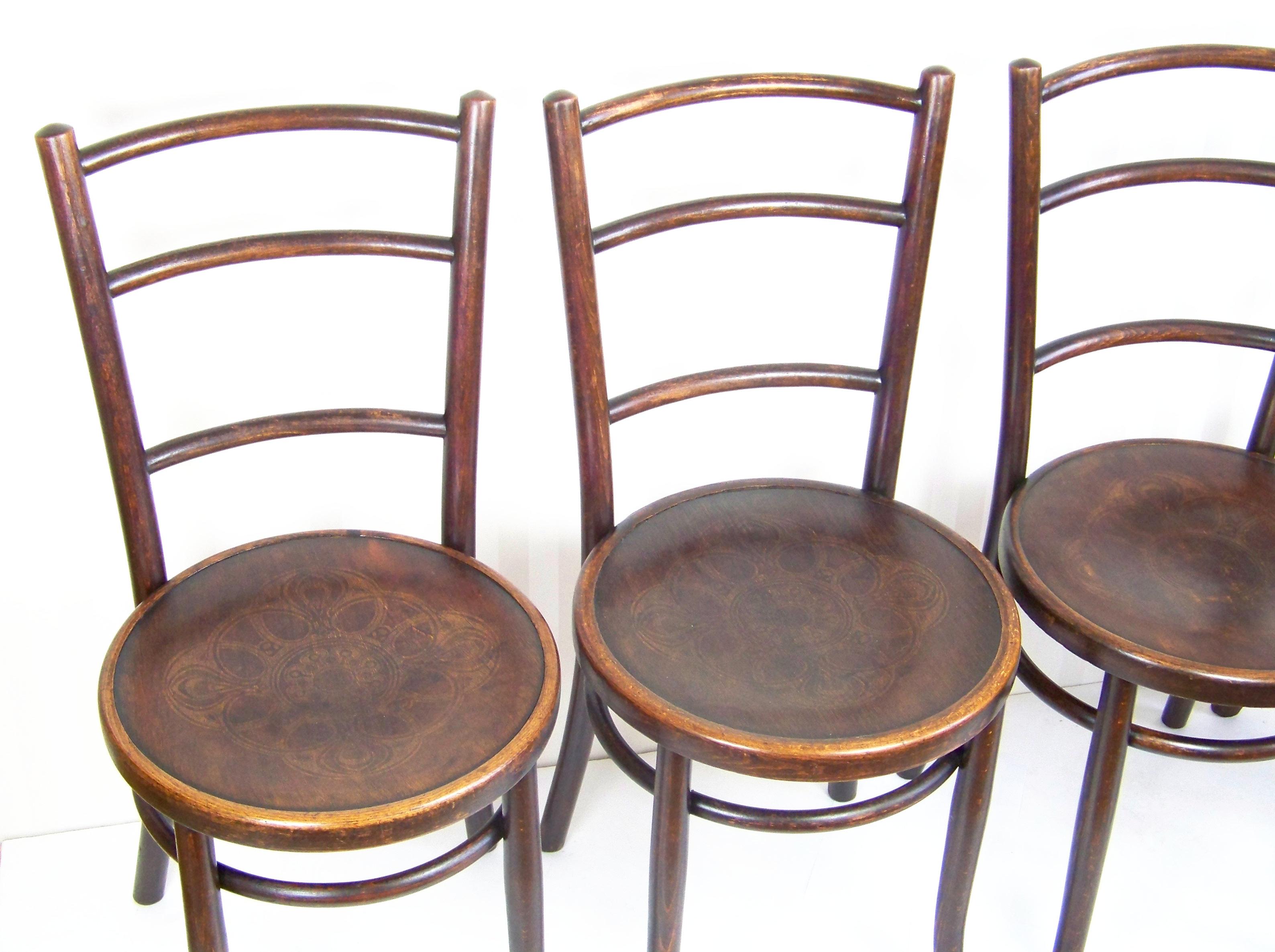 Original state with a pleasant patina of age, perfectly cleaned and repolished with shellac.