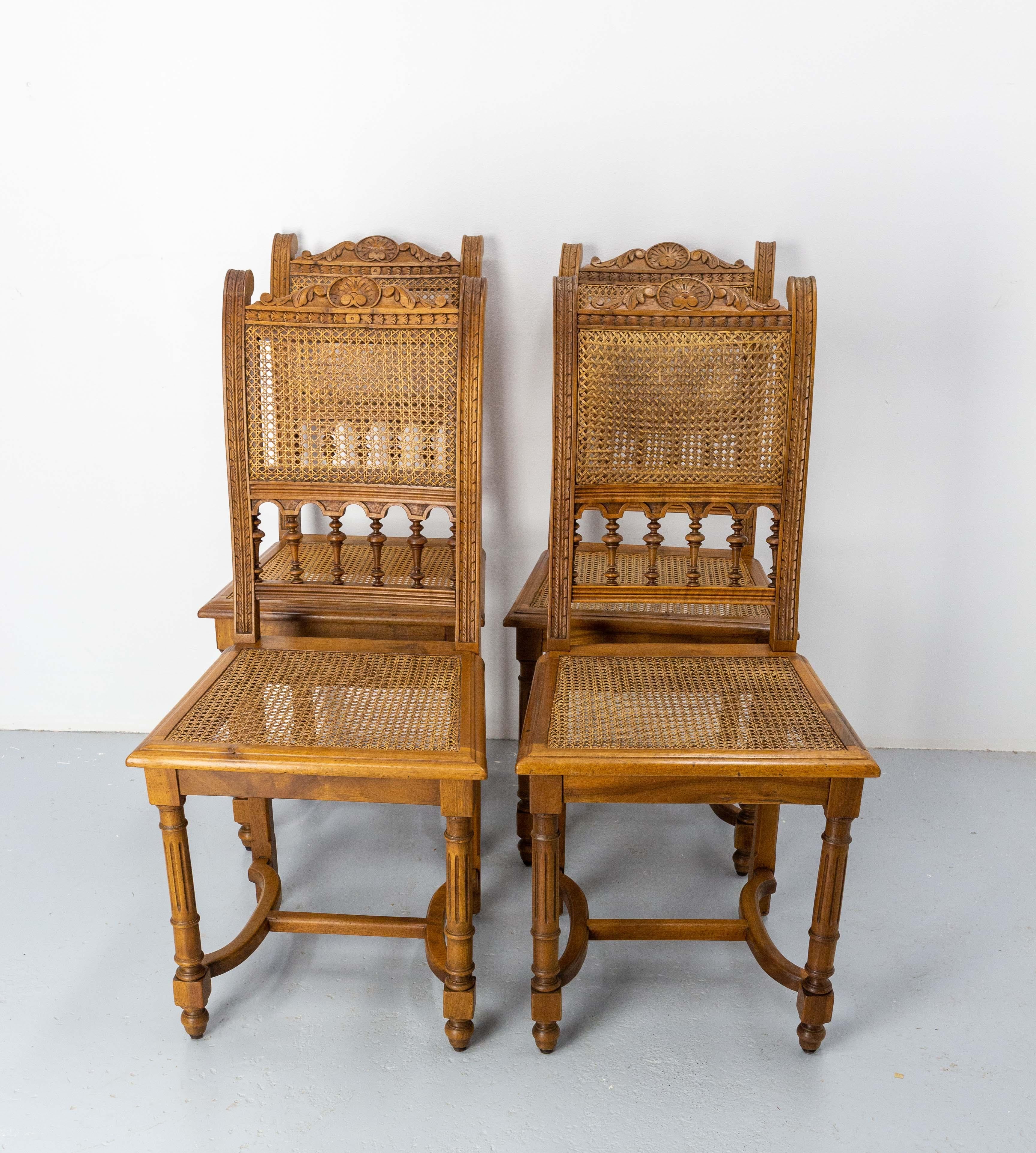 Vier französische Stühle im Stil von Louis 13.
Nussbaum und Schilfrohr.
Guter Zustand.

Versand :
67 / 90 / 95 cm 16 kg.
