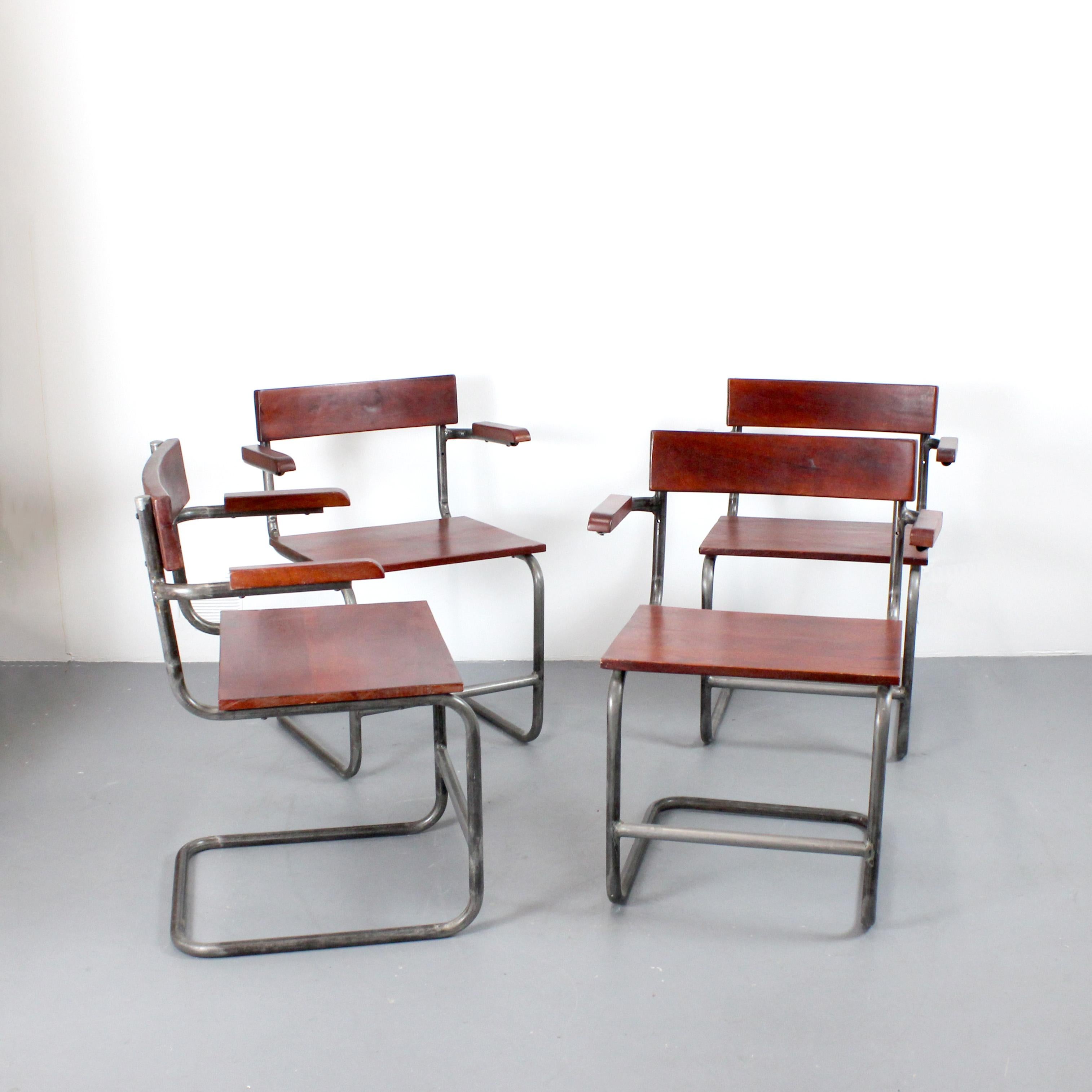 Espagnol Quatre chaises avec une structure en acier et en Wood Wood. Style industriel. en vente