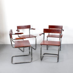 Quattro sedie con struttura in acciaio e legno. Stile industriale.