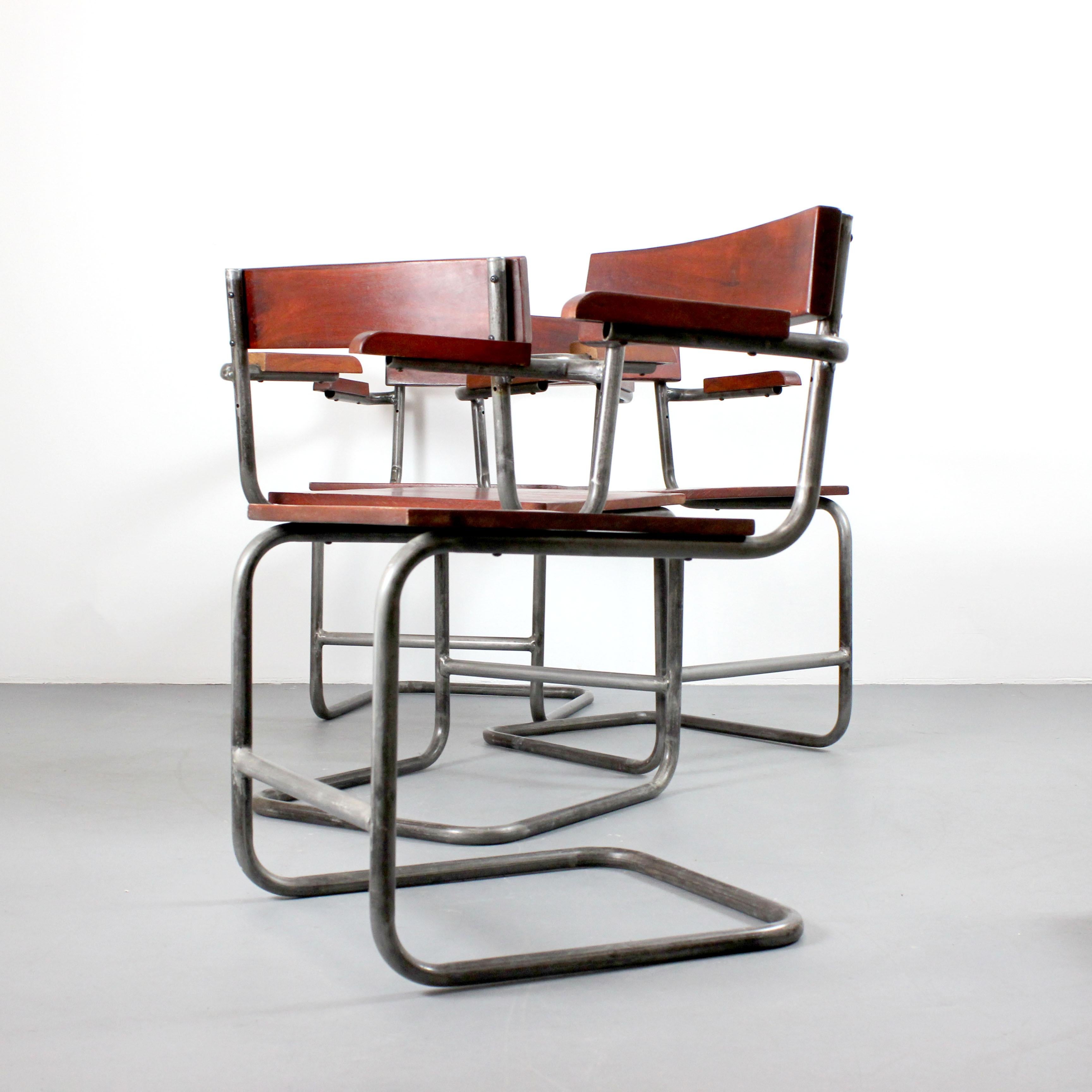 Quatre chaises avec une structure en acier et en Wood Wood. Style industriel. Bon état - En vente à Madrid, España