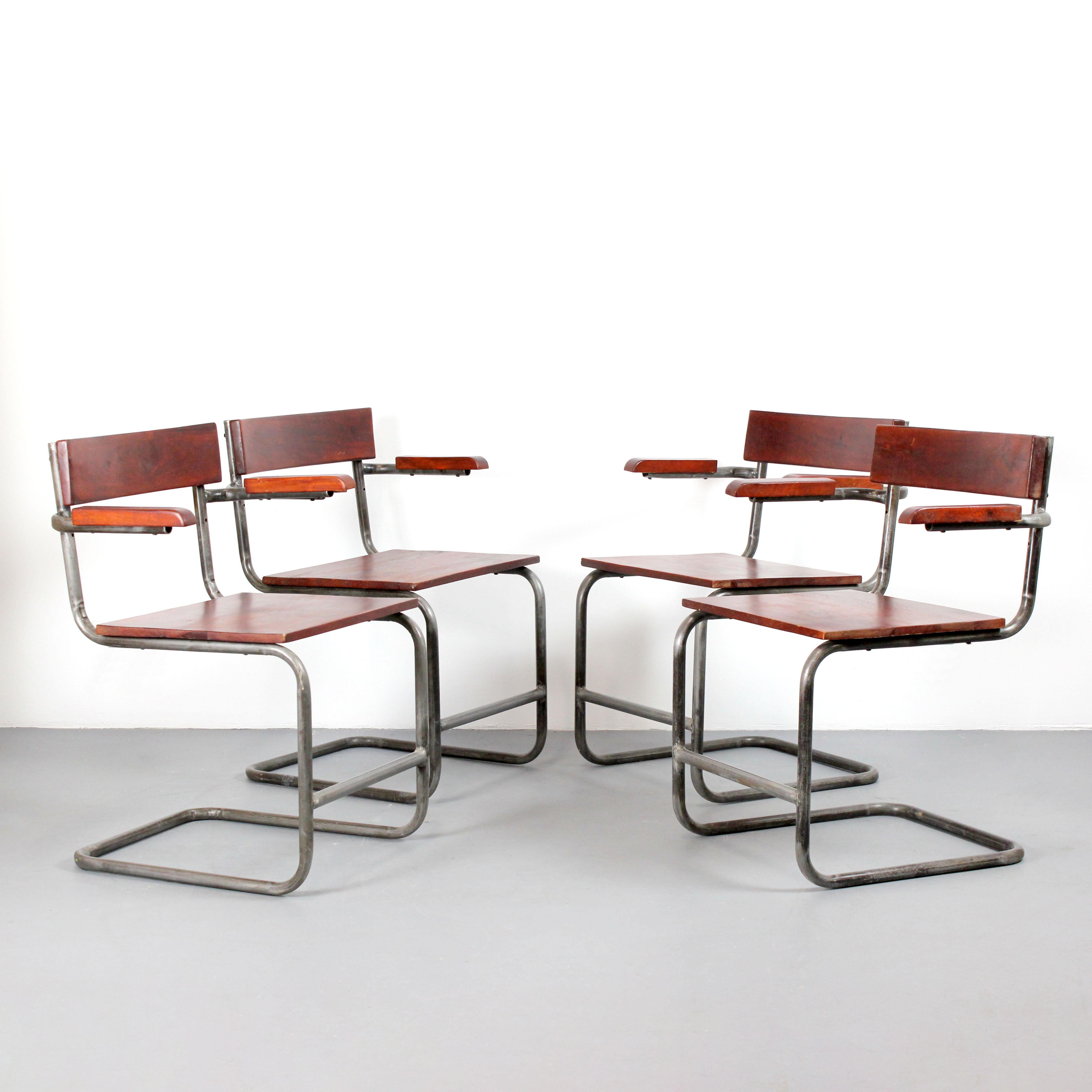 20ième siècle Quatre chaises avec une structure en acier et en Wood Wood. Style industriel. en vente