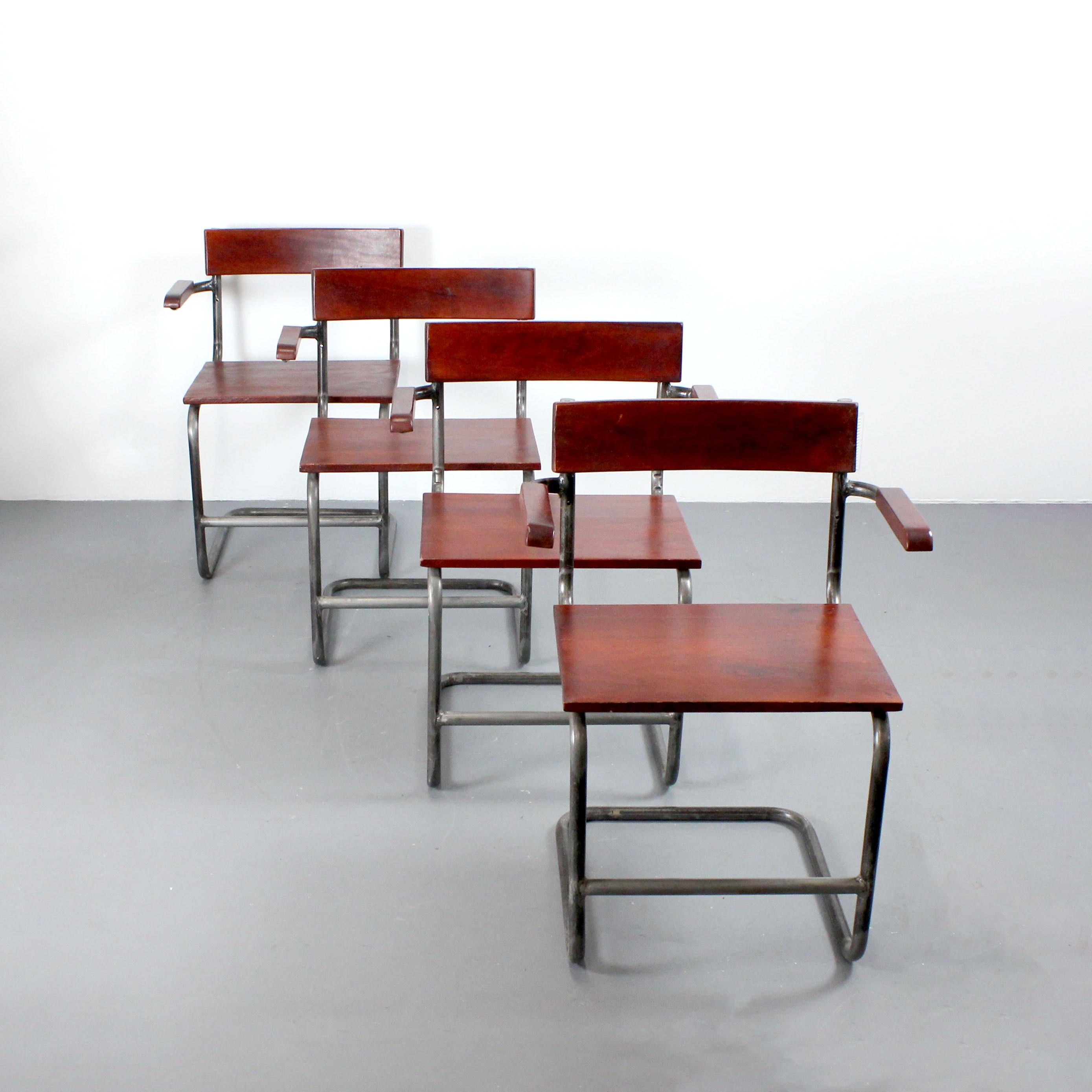 Métal Quatre chaises avec une structure en acier et en Wood Wood. Style industriel. en vente