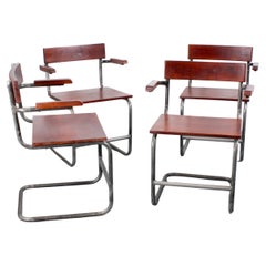 Quatre chaises avec une structure en acier et en Wood Wood. Style industriel.