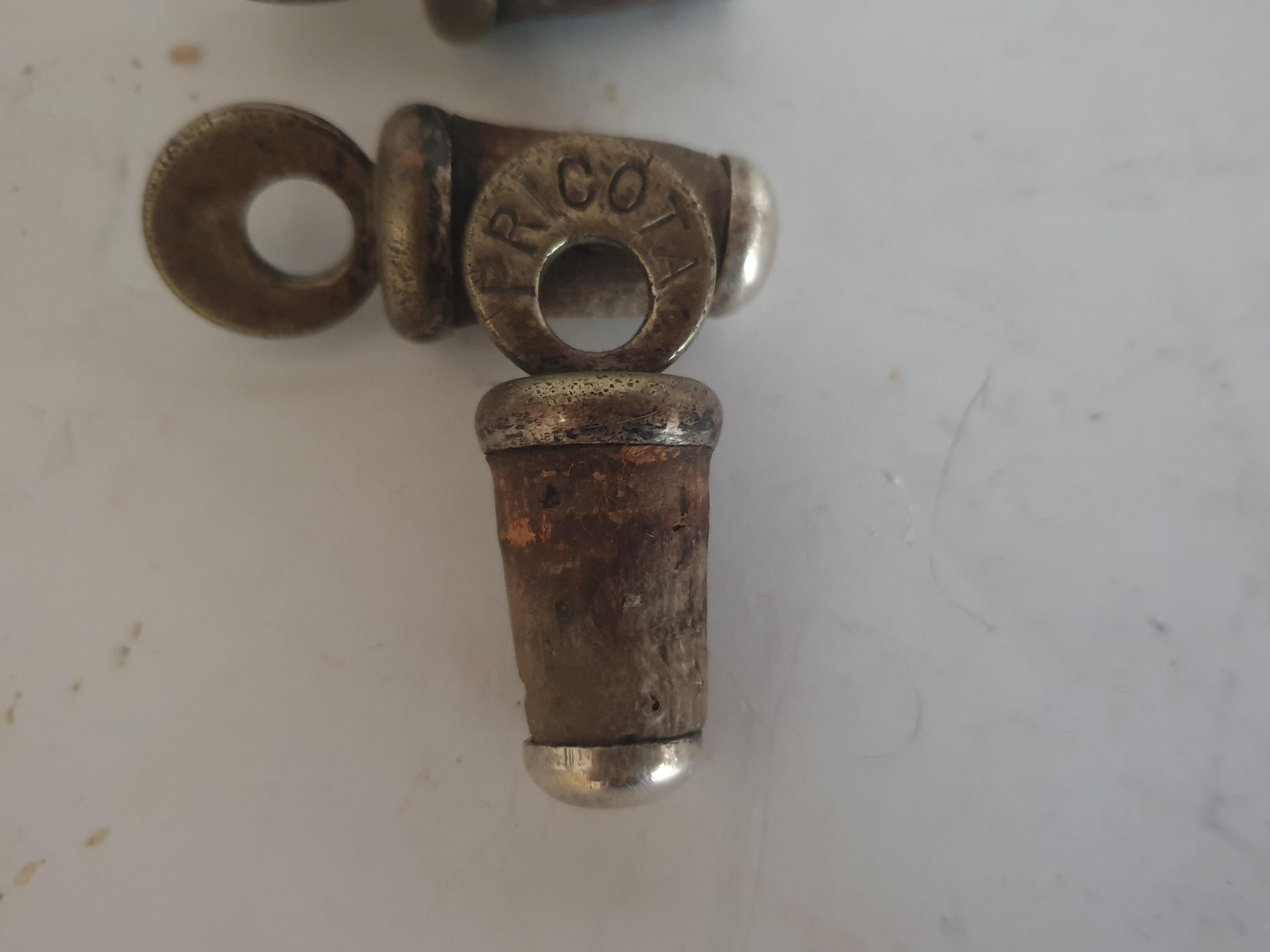 Decanter per liquori a quattro camere con stemma britannico in vendita 8