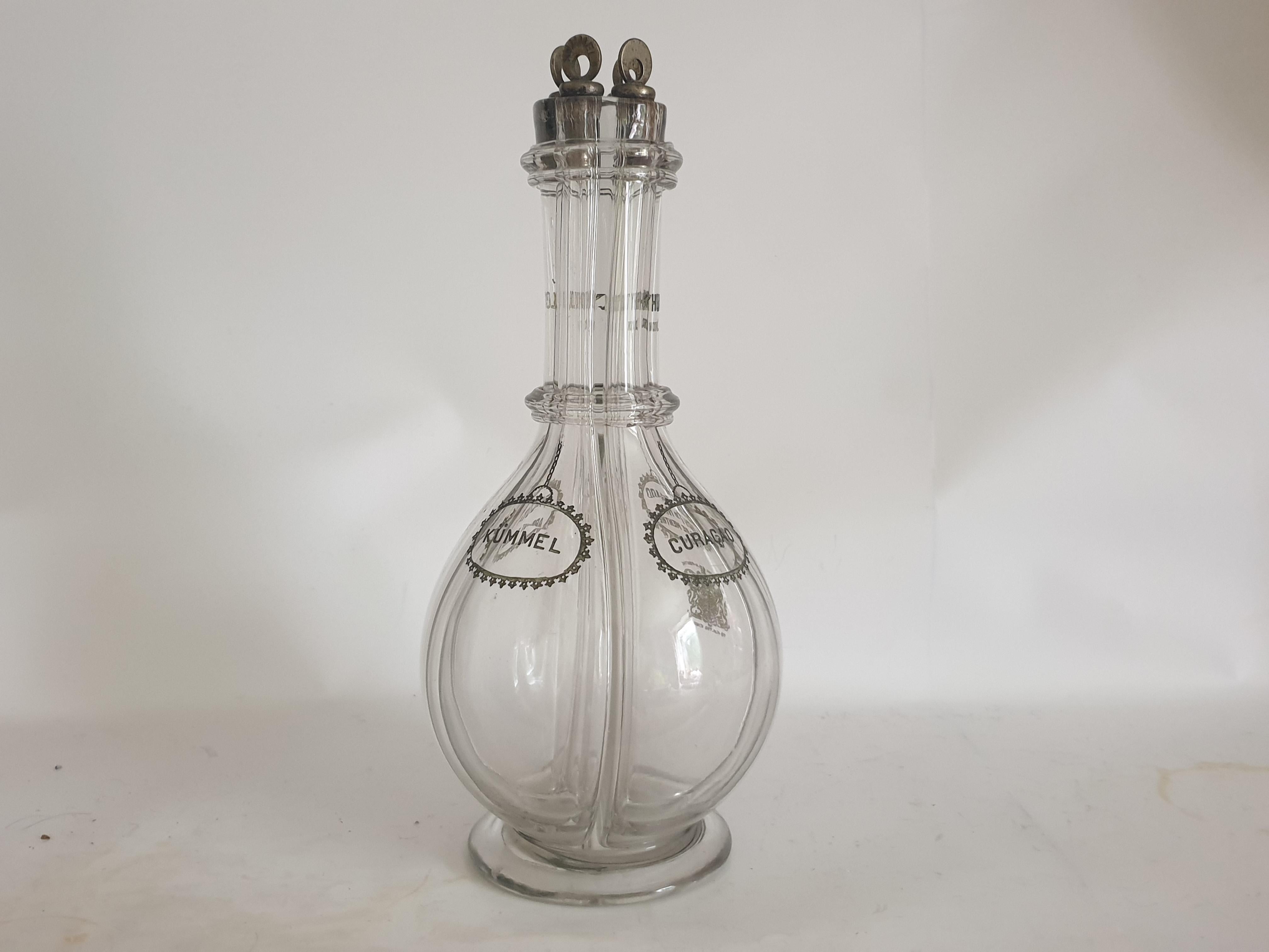Si tratta di un decanter per liquori a quattro camere con stemma britannico, realizzato nel XIX secolo per i rivenditori Humphrey Taylor di Londra per essere venduto al re. Lo stemma recita 