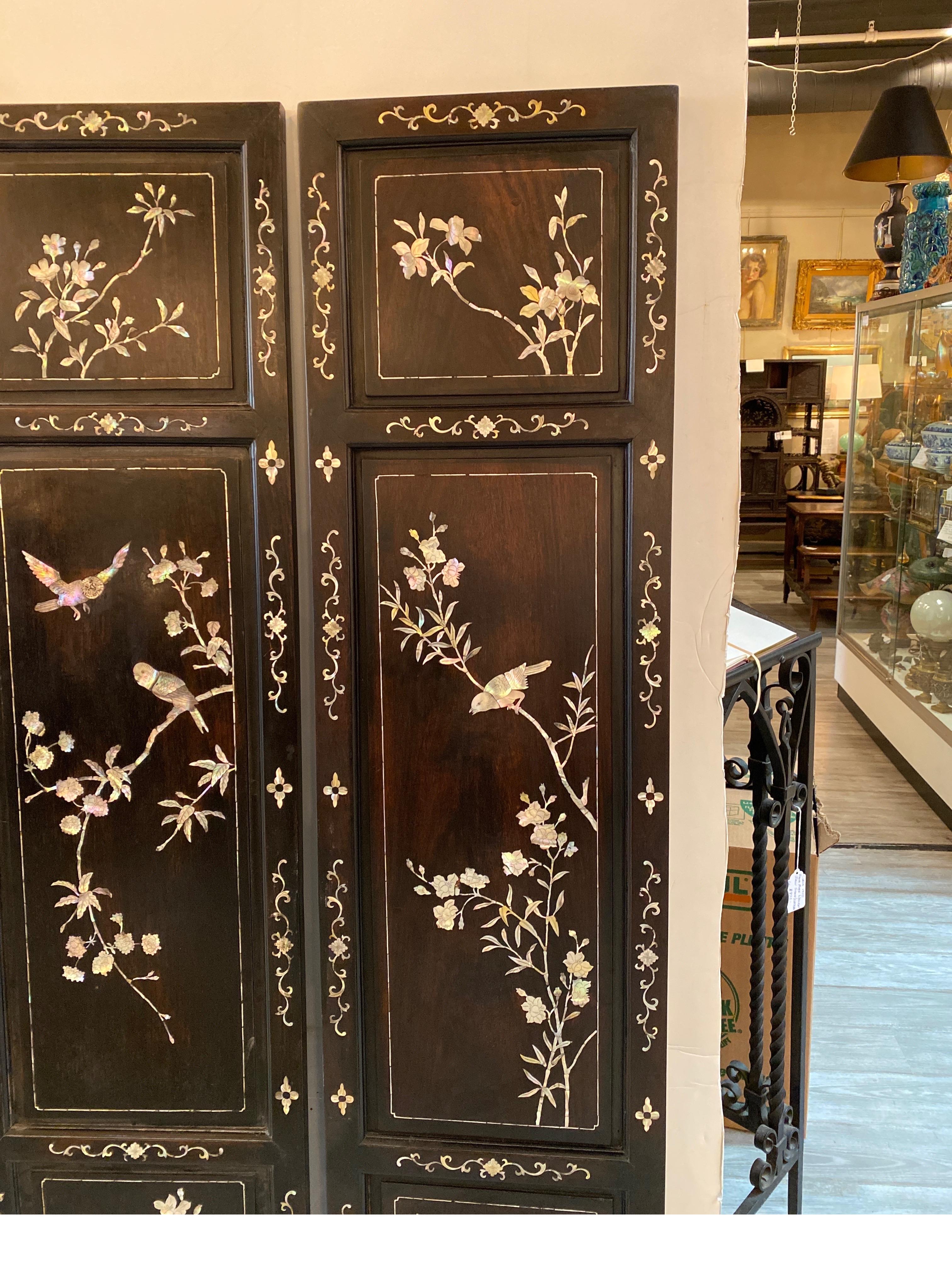 Un ensemble de quatre panneaux décoratifs chinois anciens avec incrustation de nacre. Les panneaux avec des fleurs et des branches avec divers oiseaux incrustés à la main dans un panneau de bois dur. Les quatre panneaux pourraient avoir été un