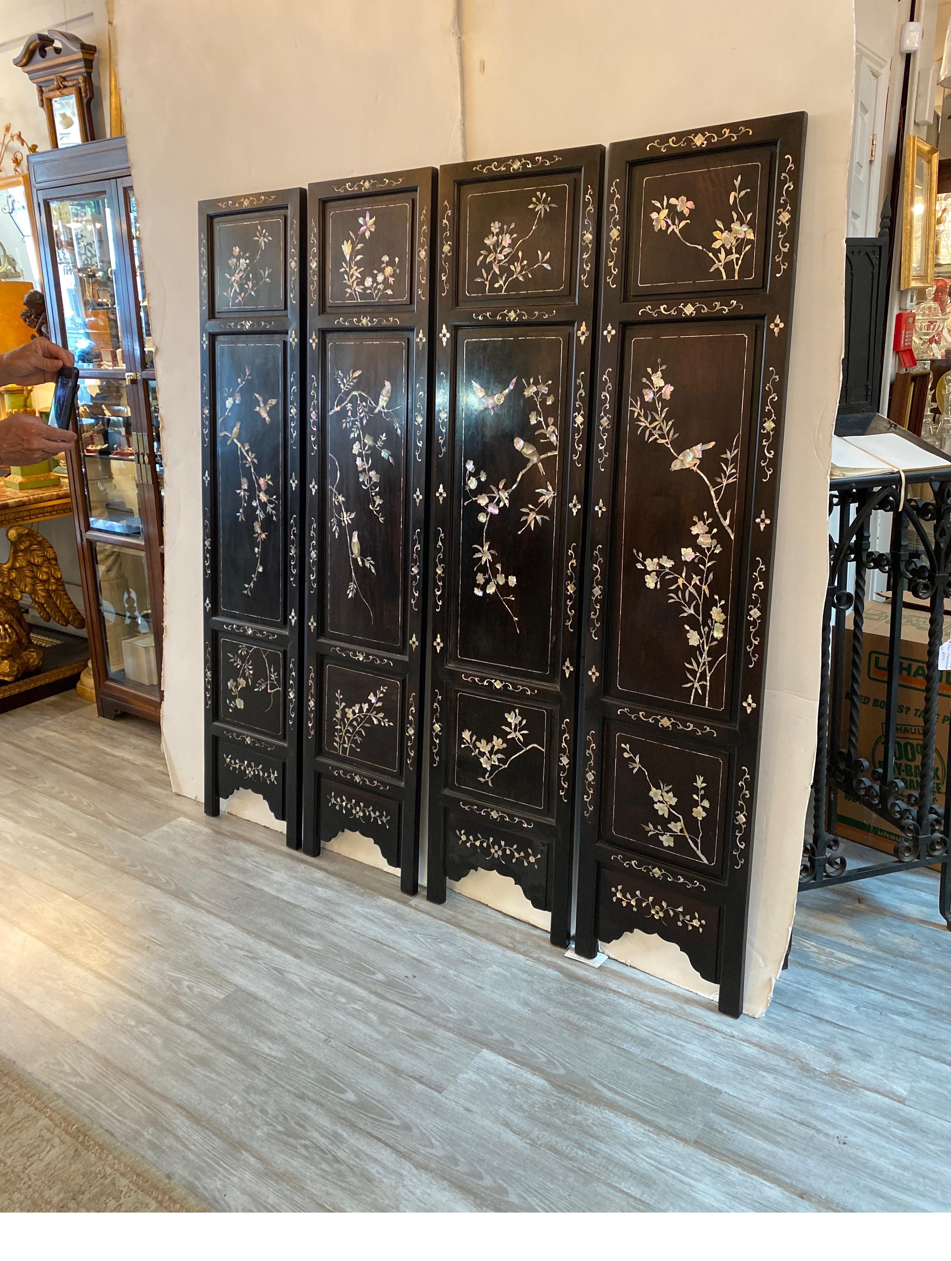 Chinois Quatre panneaux chinois en bois dur et incrustation de nacre