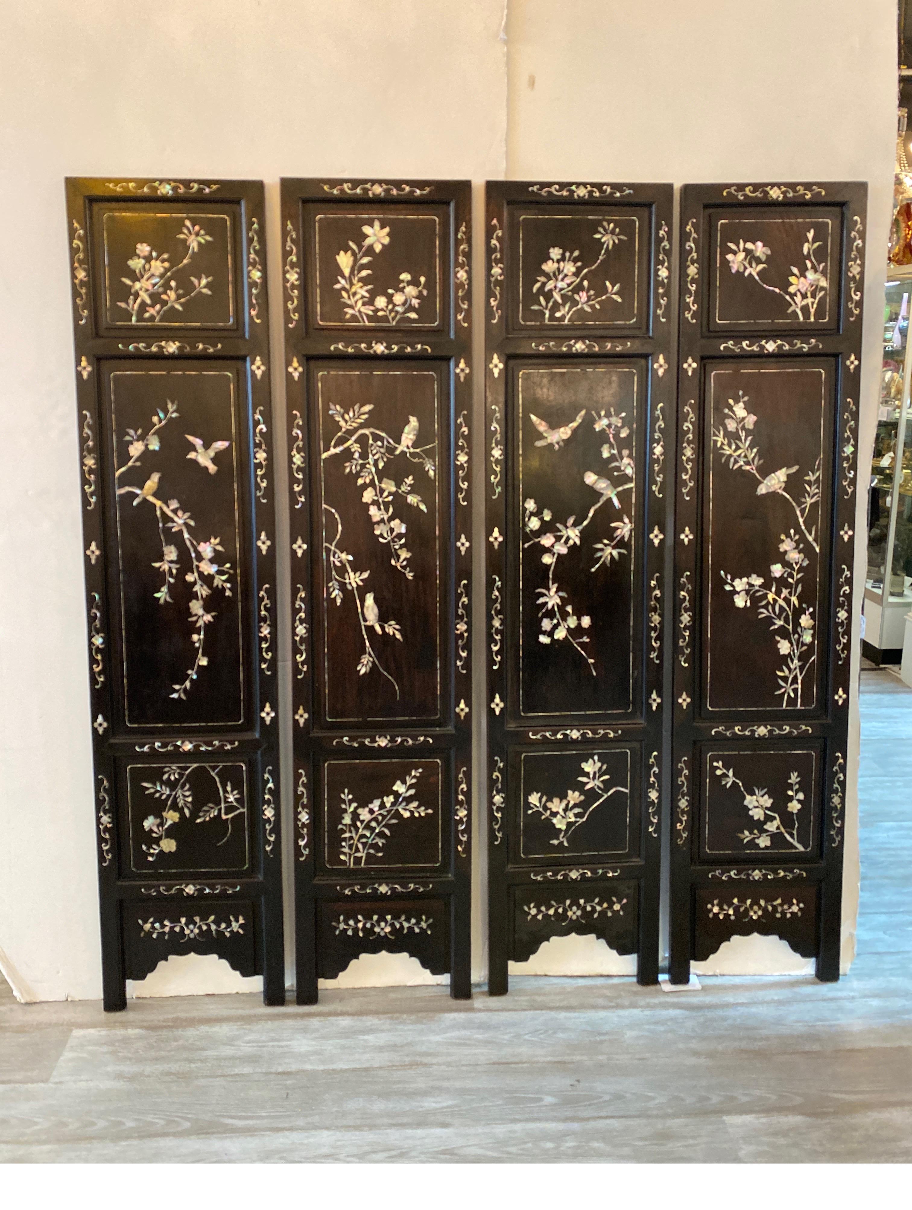 Début du 20ème siècle Quatre panneaux chinois en bois dur et incrustation de nacre