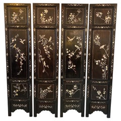 Quatre panneaux chinois en bois dur et incrustation de nacre