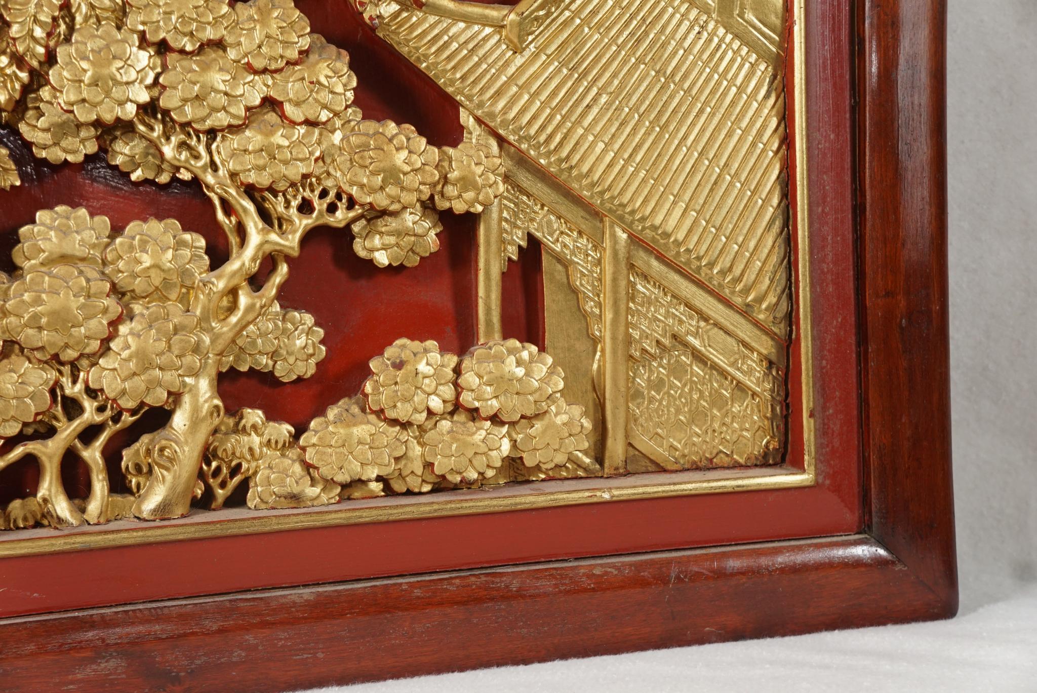Vier chinesische geschnitzte:: lackierte und vergoldete Tafeln im Angebot 5