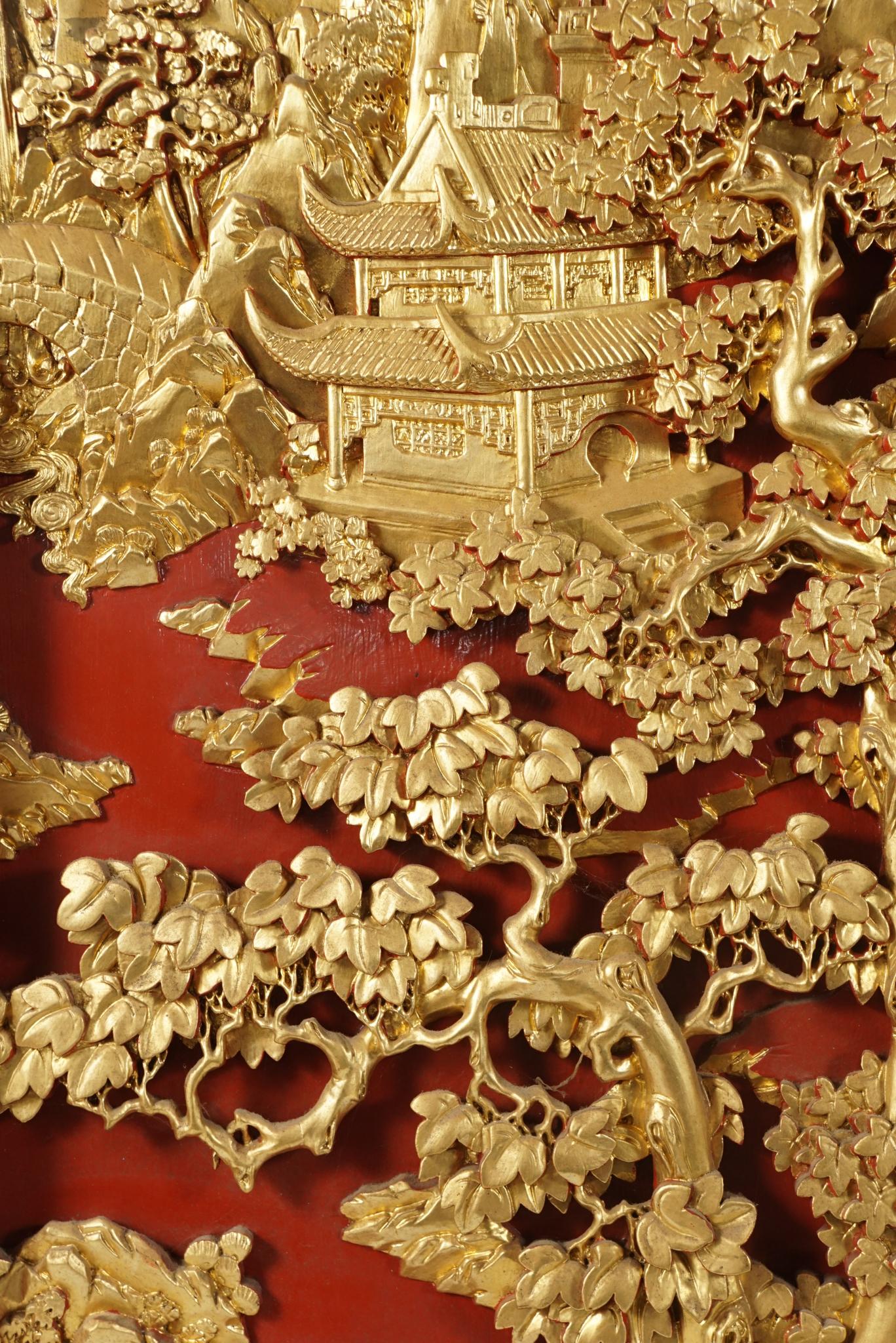 Vier chinesische geschnitzte:: lackierte und vergoldete Tafeln im Angebot 10